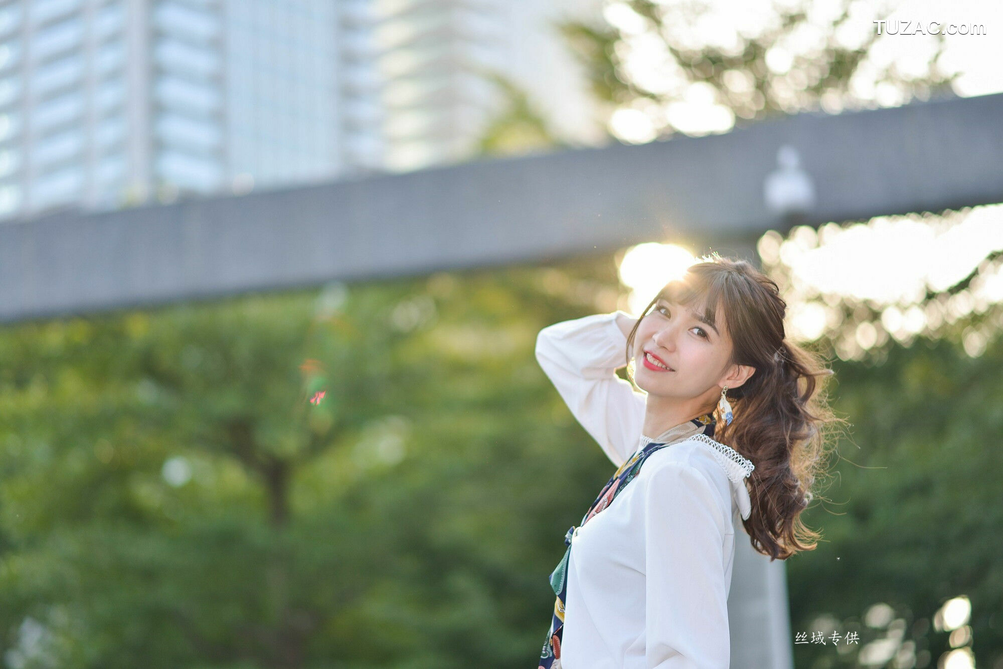 台湾正妹_ 題題《國美館.時裝》黑丝小妹短裙街拍 写真集[134P]