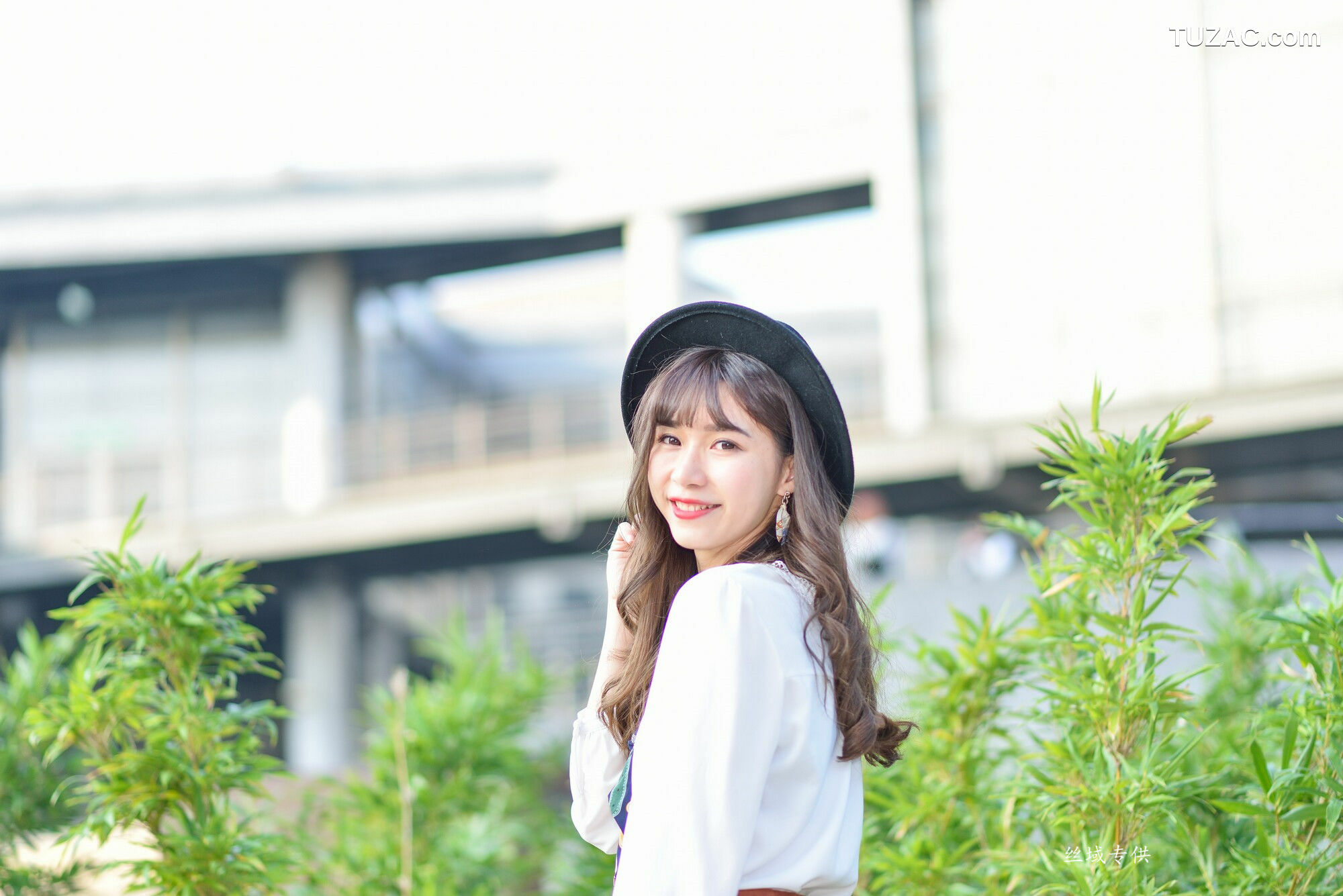 台湾正妹_ 題題《國美館.時裝》黑丝小妹短裙街拍 写真集[134P]