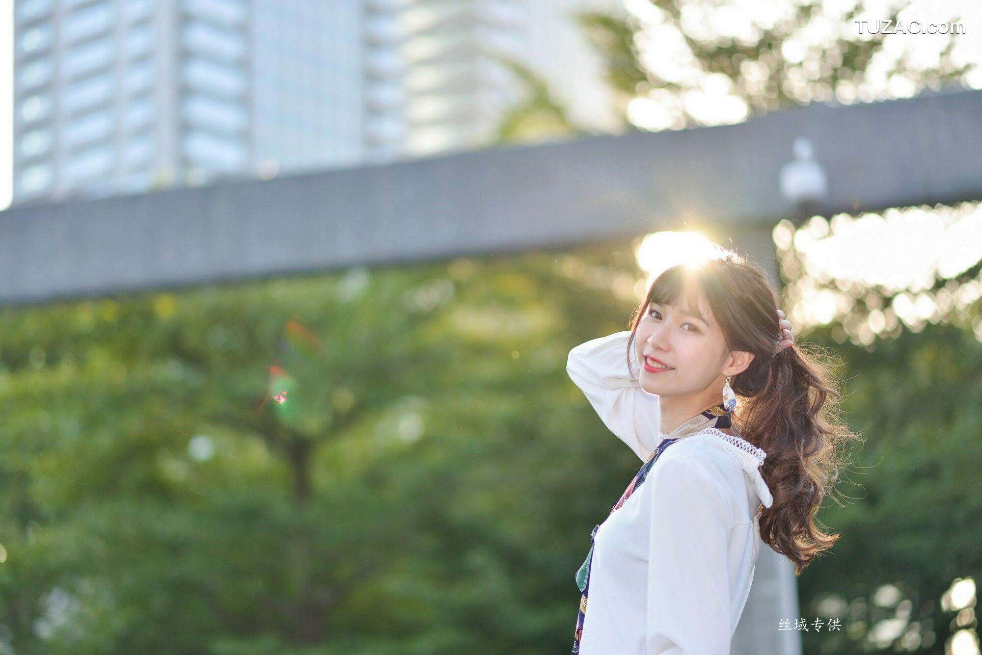 台湾正妹_ 題題《國美館.時裝》黑丝小妹短裙街拍 写真集[134P]