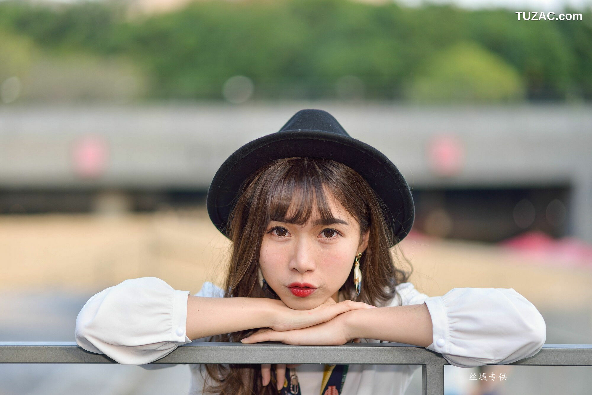 台湾正妹_ 題題《國美館.時裝》黑丝小妹短裙街拍 写真集[134P]