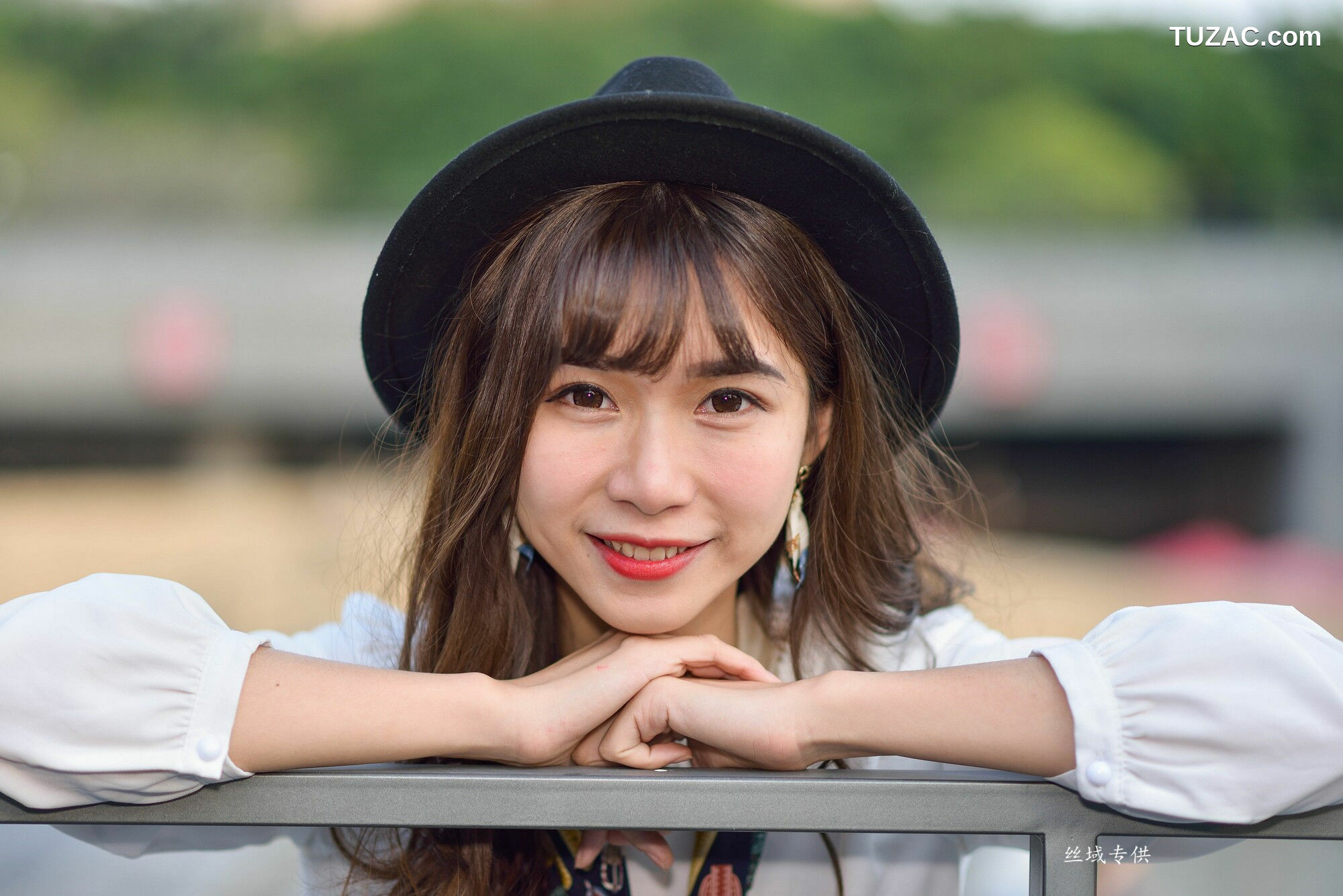 台湾正妹_ 題題《國美館.時裝》黑丝小妹短裙街拍 写真集[134P]