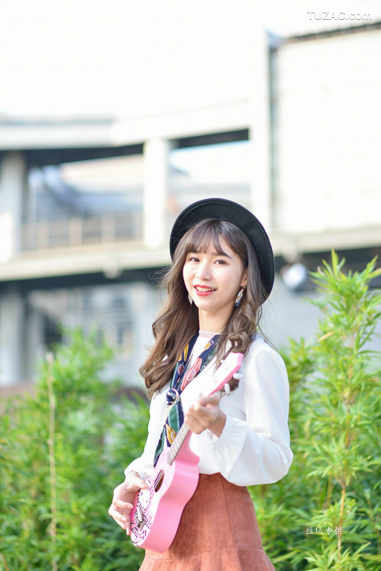 台湾正妹_ 題題《國美館.時裝》黑丝小妹短裙街拍 写真集[134P]