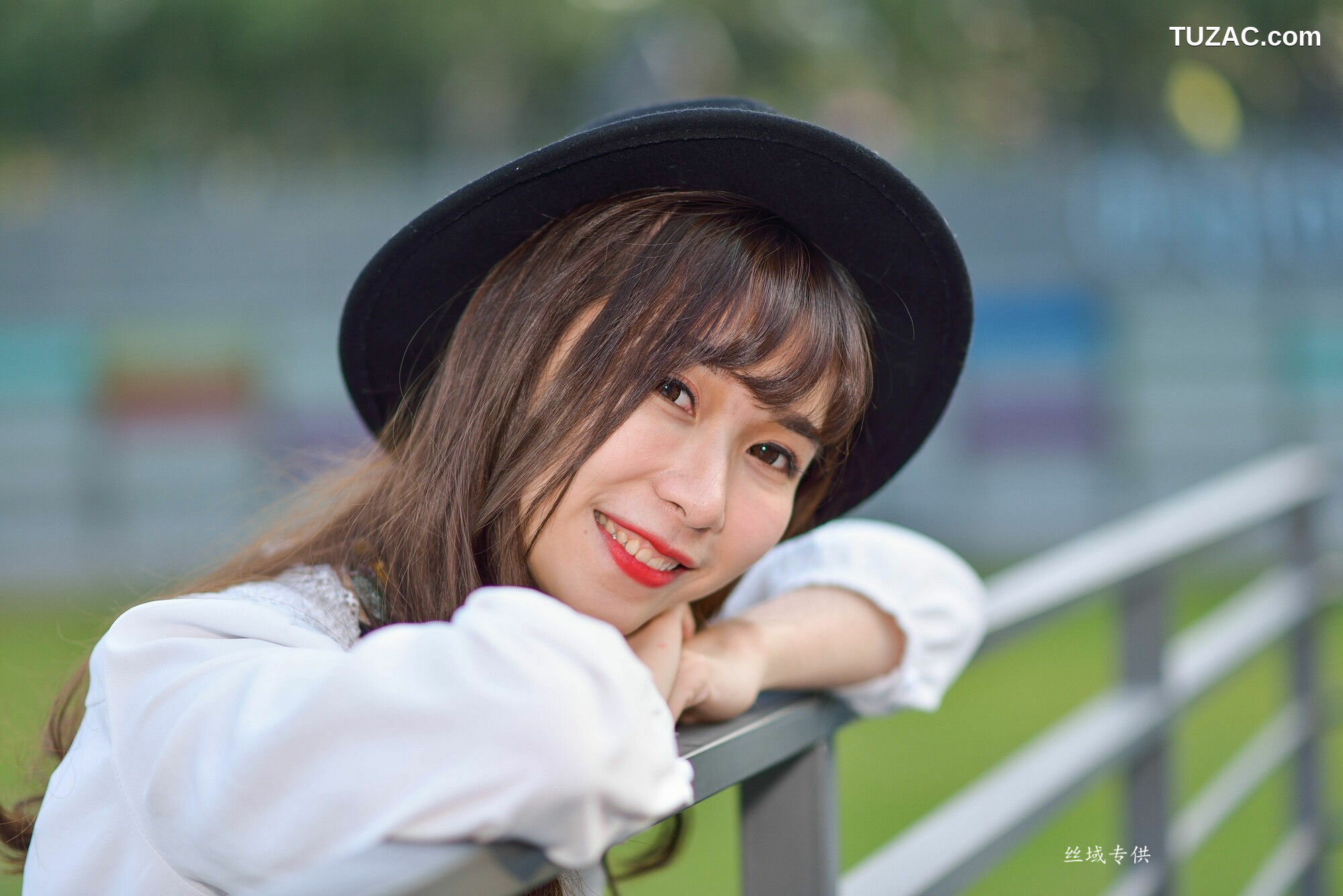 台湾正妹_ 題題《國美館.時裝》黑丝小妹短裙街拍 写真集[134P]