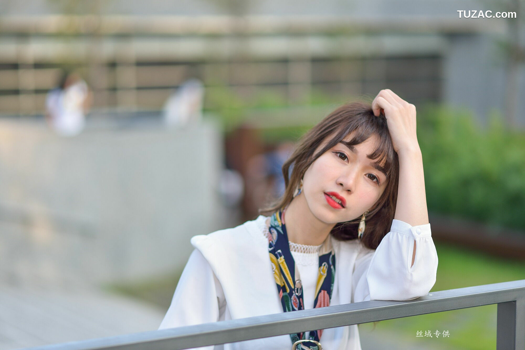 台湾正妹_ 題題《國美館.時裝》黑丝小妹短裙街拍 写真集[134P]