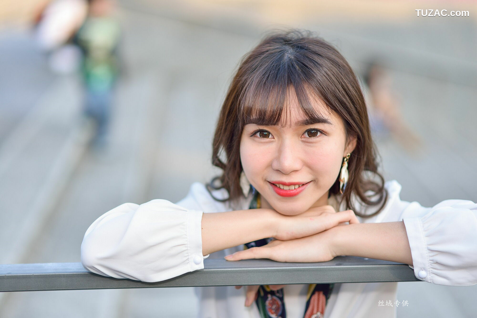 台湾正妹_ 題題《國美館.時裝》黑丝小妹短裙街拍 写真集[134P]