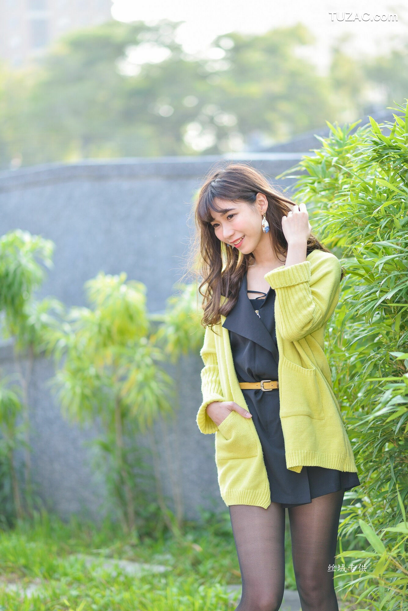 台湾正妹_ 題題《國美館.時裝》黑丝街拍 写真集[137P]