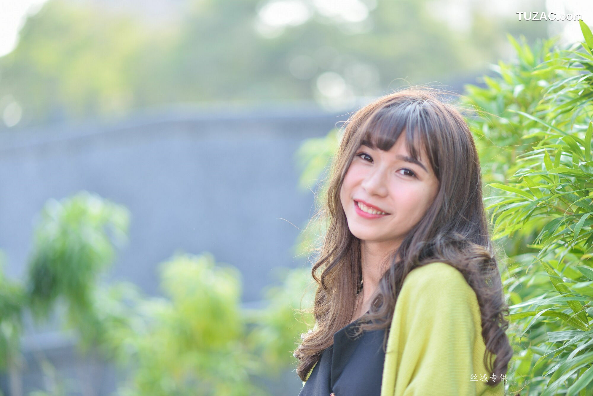 台湾正妹_ 題題《國美館.時裝》黑丝街拍 写真集[137P]