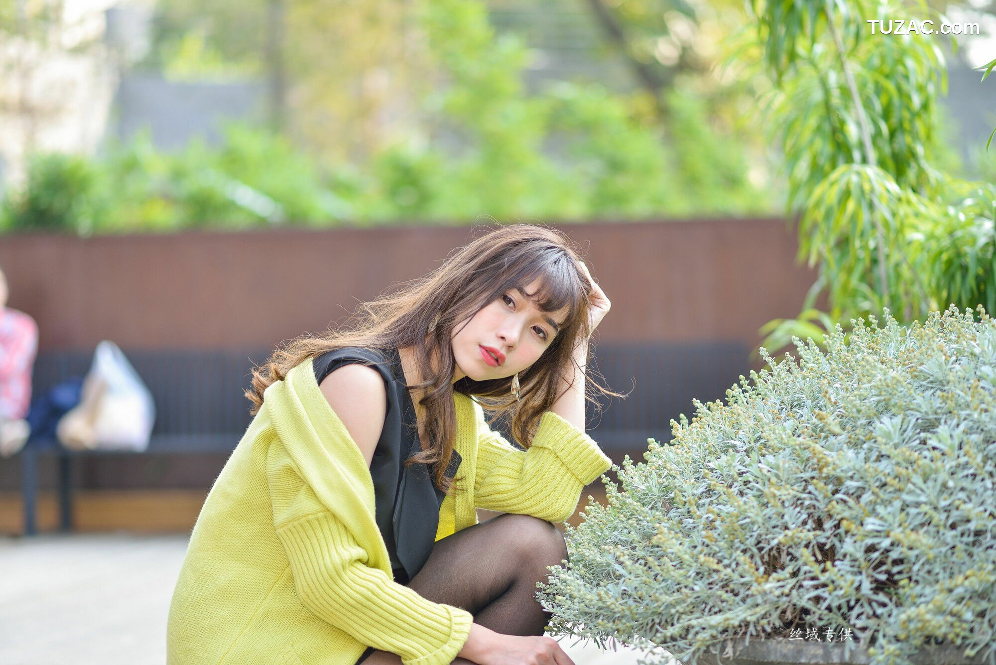 台湾正妹_ 題題《國美館.時裝》黑丝街拍 写真集[137P]