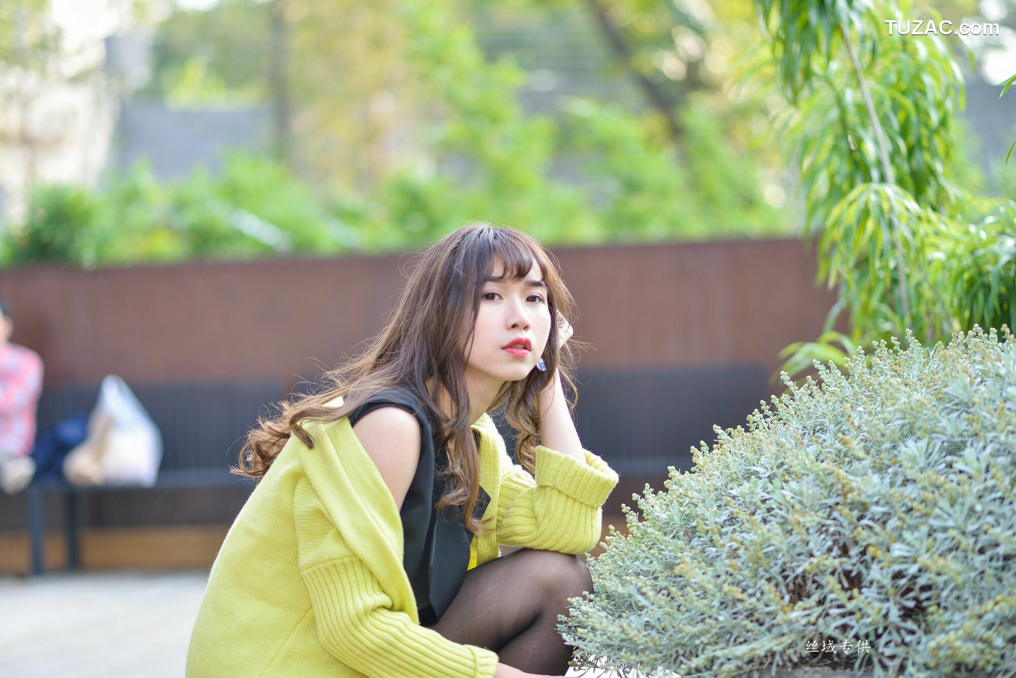 台湾正妹_ 題題《國美館.時裝》黑丝街拍 写真集[137P]