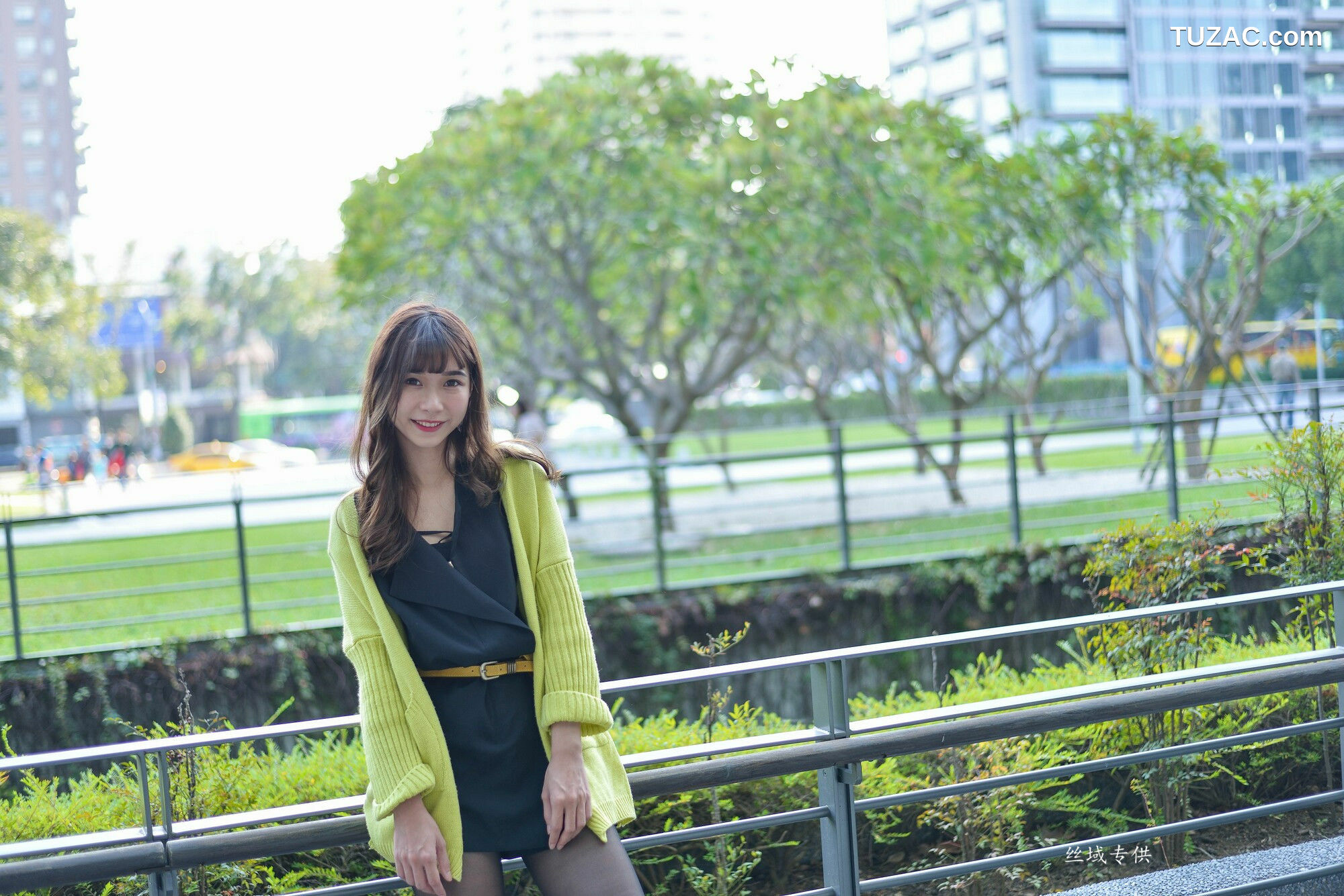 台湾正妹_ 題題《國美館.時裝》黑丝街拍 写真集[137P]