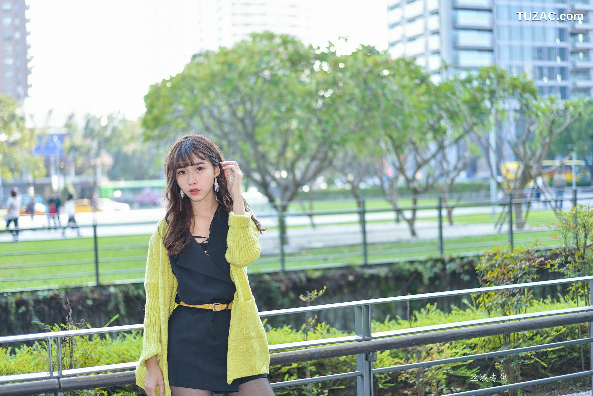 台湾正妹_ 題題《國美館.時裝》黑丝街拍 写真集[137P]