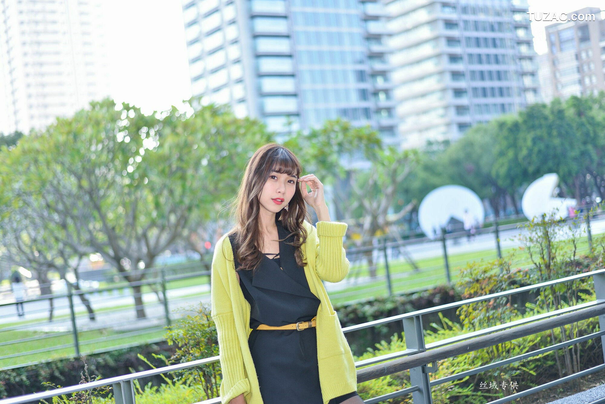 台湾正妹_ 題題《國美館.時裝》黑丝街拍 写真集[137P]