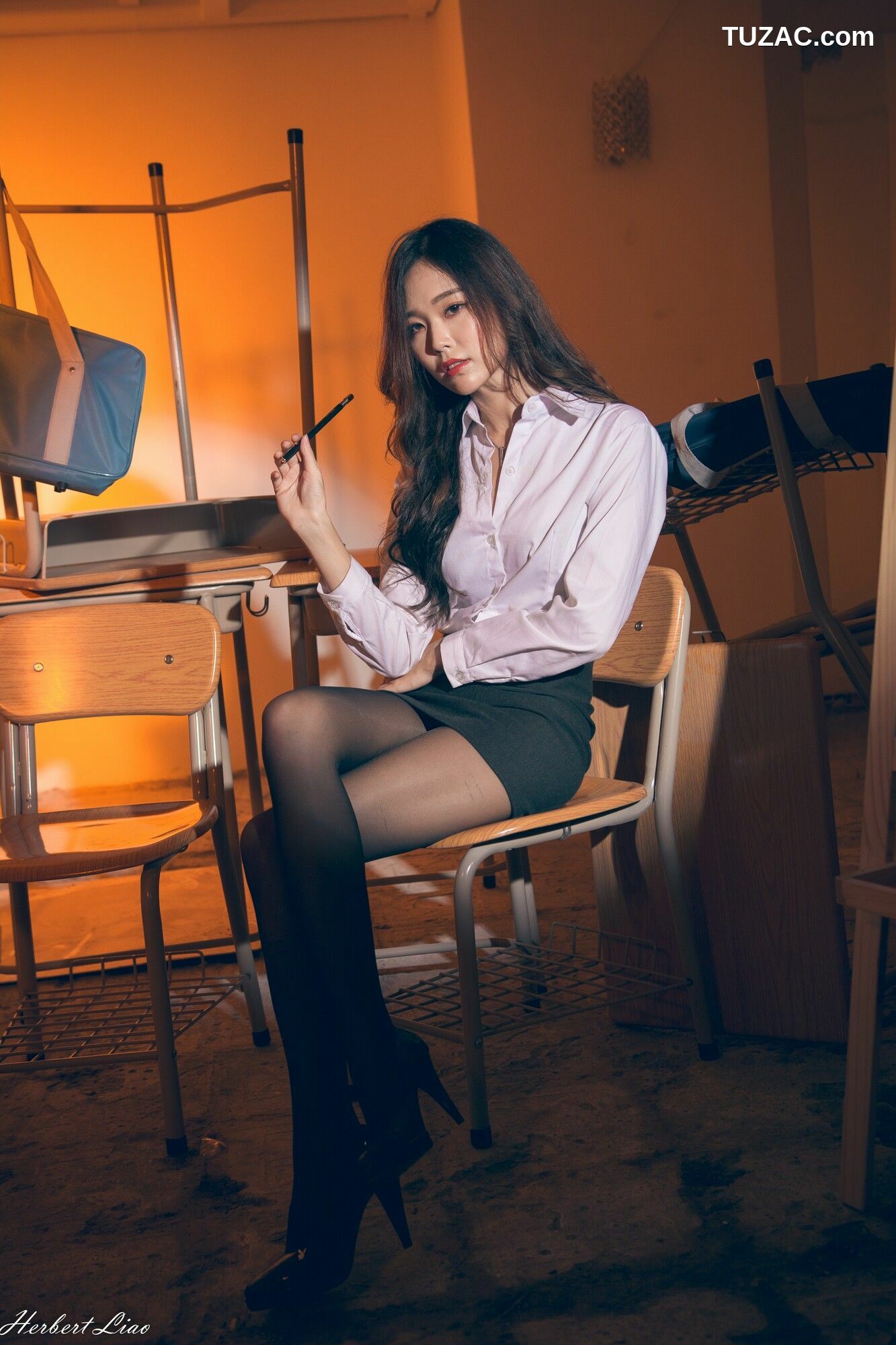 台湾正妹_ 黄上晏Rubis《黑丝靈異教師》 写真集[42P]