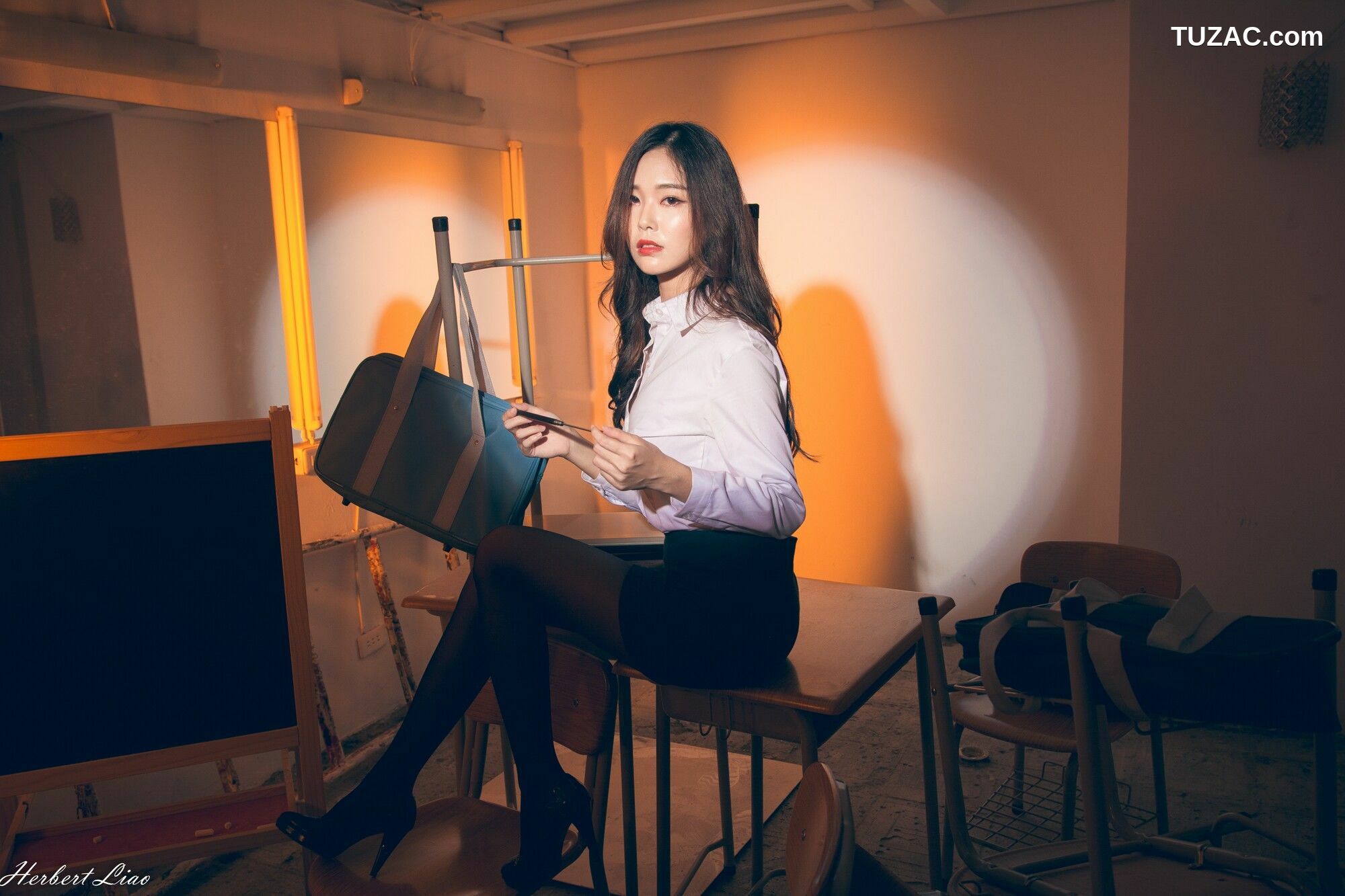 台湾正妹_ 黄上晏Rubis《黑丝靈異教師》 写真集[42P]