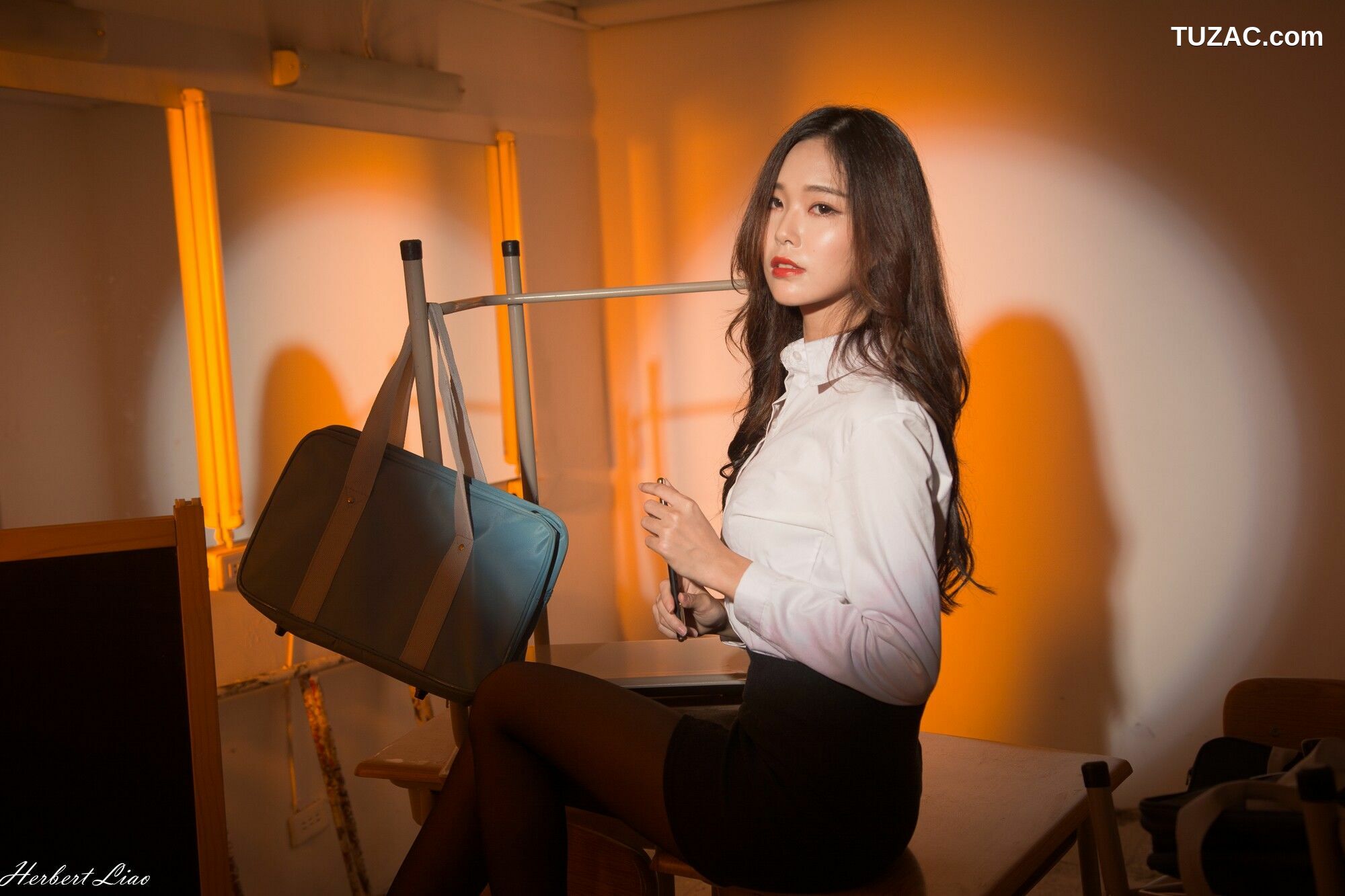 台湾正妹_ 黄上晏Rubis《黑丝靈異教師》 写真集[42P]