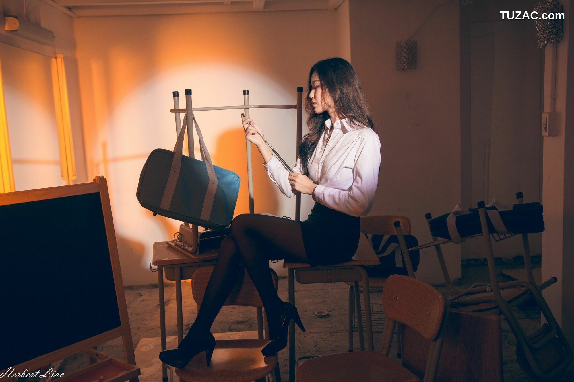 台湾正妹_ 黄上晏Rubis《黑丝靈異教師》 写真集[42P]