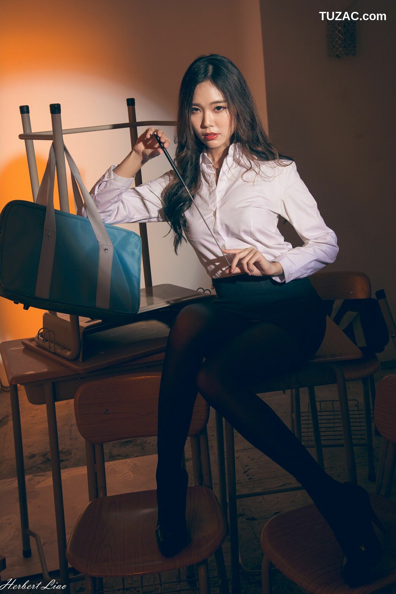 台湾正妹_ 黄上晏Rubis《黑丝靈異教師》 写真集[42P]