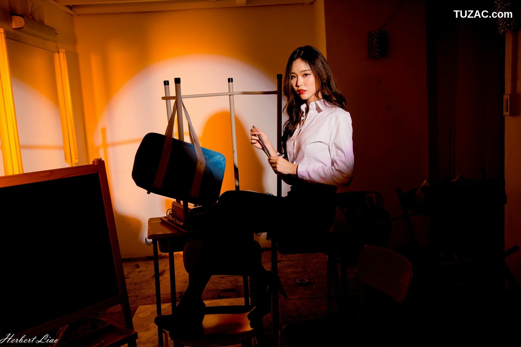 台湾正妹_ 黄上晏Rubis《黑丝靈異教師》 写真集[42P]