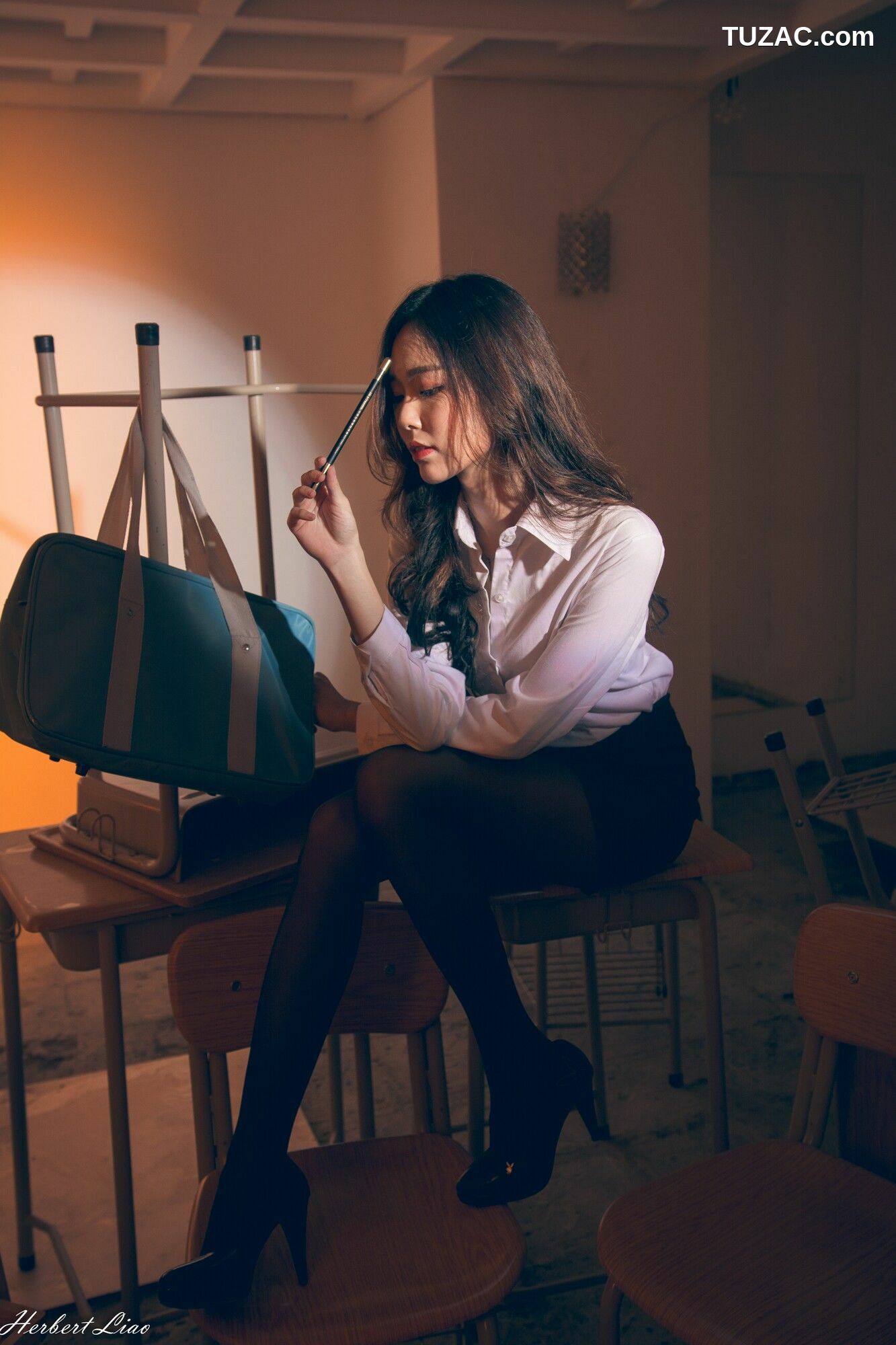 台湾正妹_ 黄上晏Rubis《黑丝靈異教師》 写真集[42P]