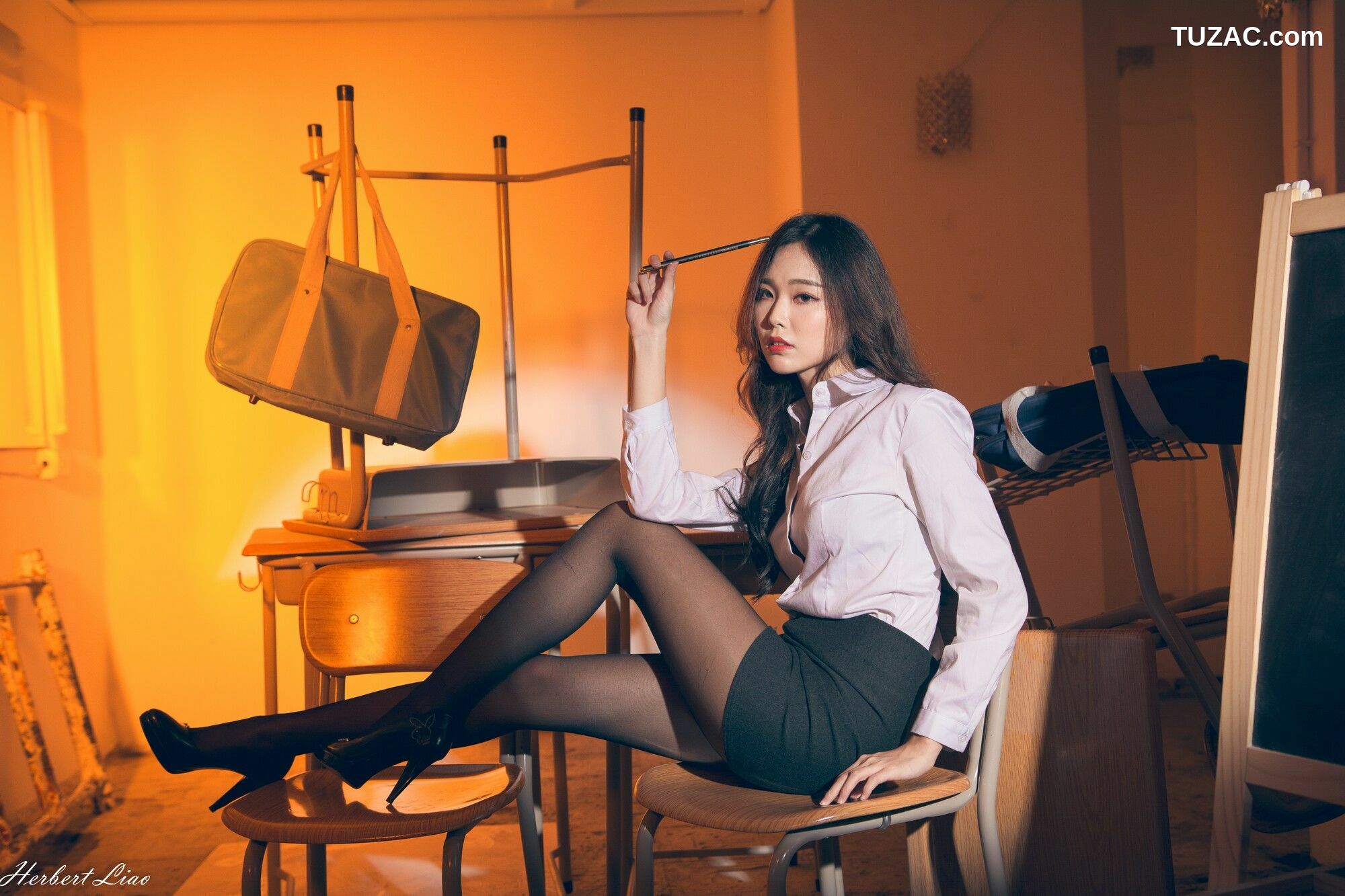 台湾正妹_ 黄上晏Rubis《黑丝靈異教師》 写真集[42P]