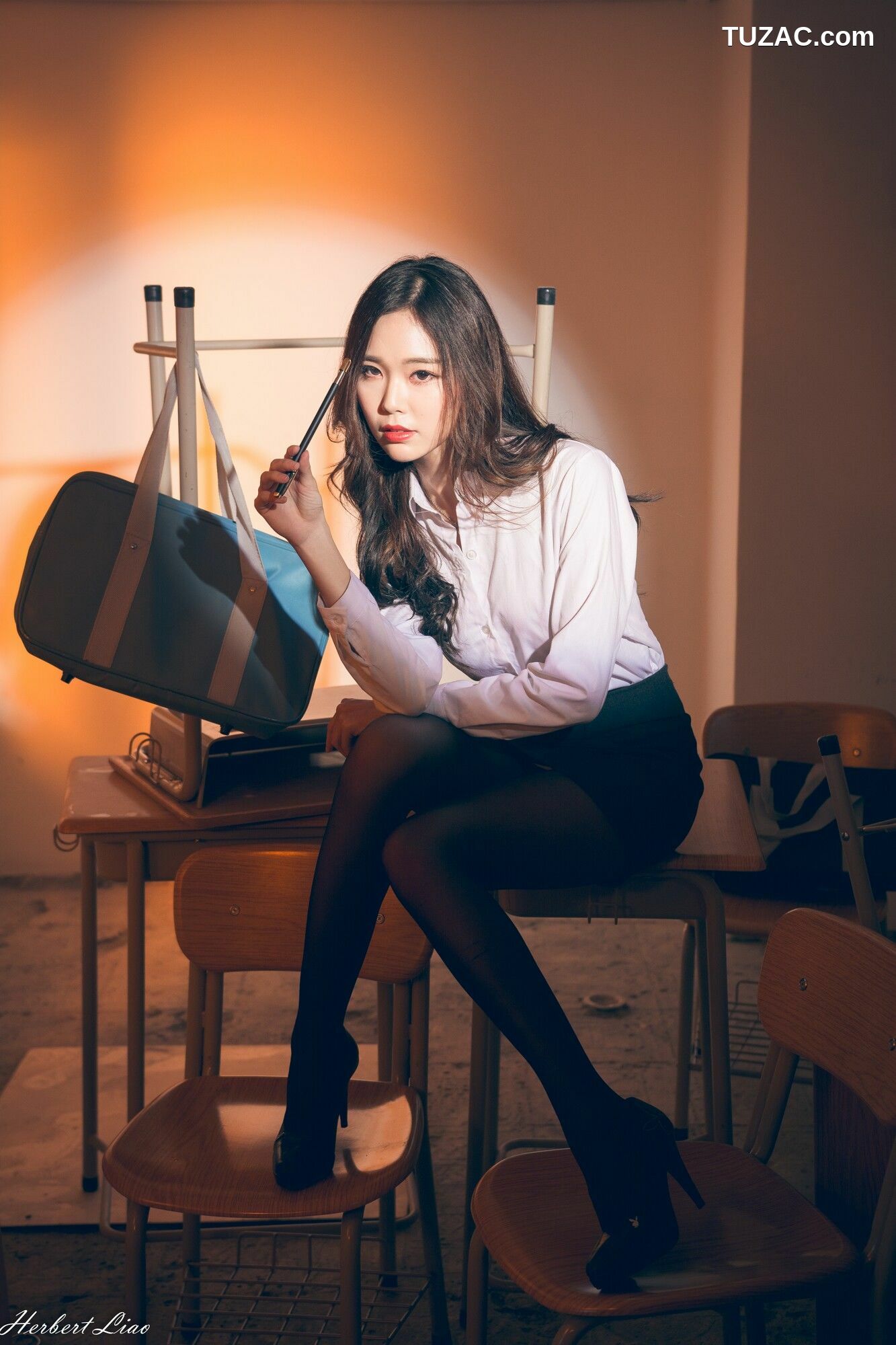台湾正妹_ 黄上晏Rubis《黑丝靈異教師》 写真集[42P]