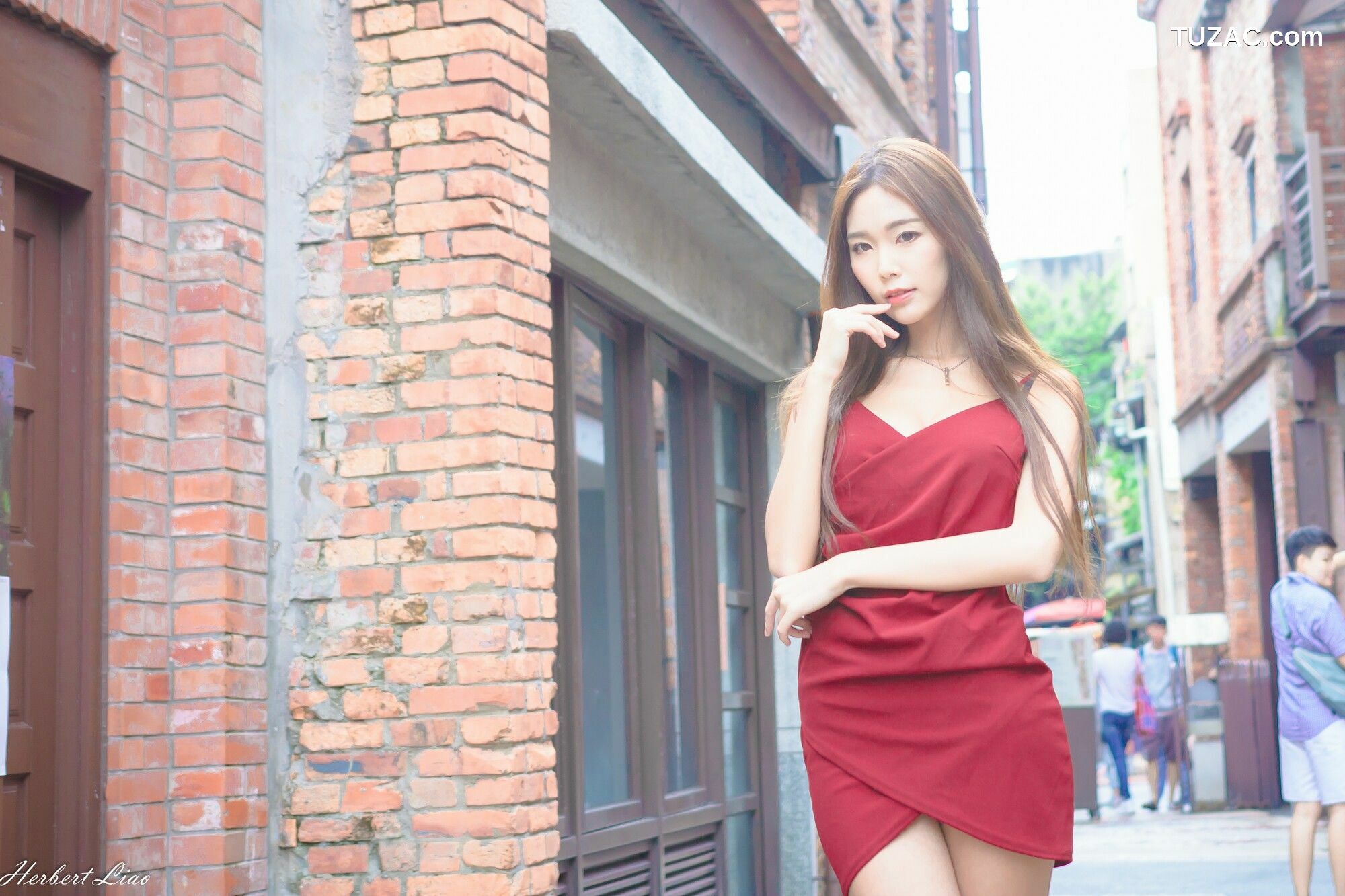 台湾正妹_ 黄上晏《剝皮寮~吊带包臀红裙》 写真集[69P]