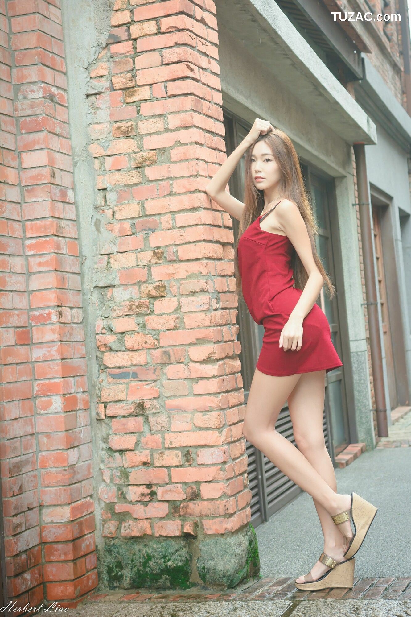 台湾正妹_ 黄上晏《剝皮寮~吊带包臀红裙》 写真集[69P]