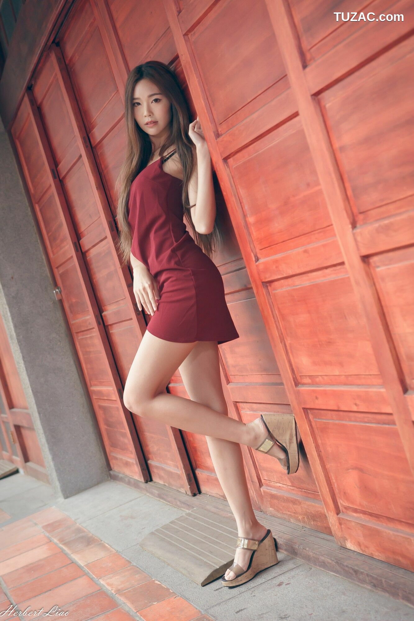 台湾正妹_ 黄上晏《剝皮寮~吊带包臀红裙》 写真集[69P]