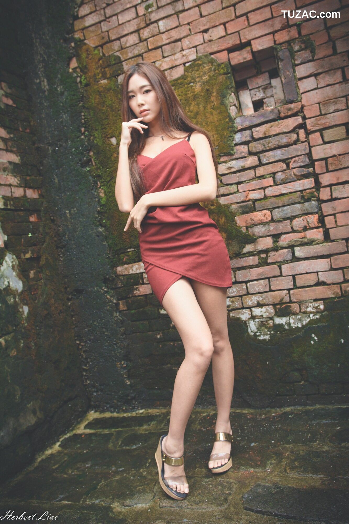 台湾正妹_ 黄上晏《剝皮寮~吊带包臀红裙》 写真集[69P]