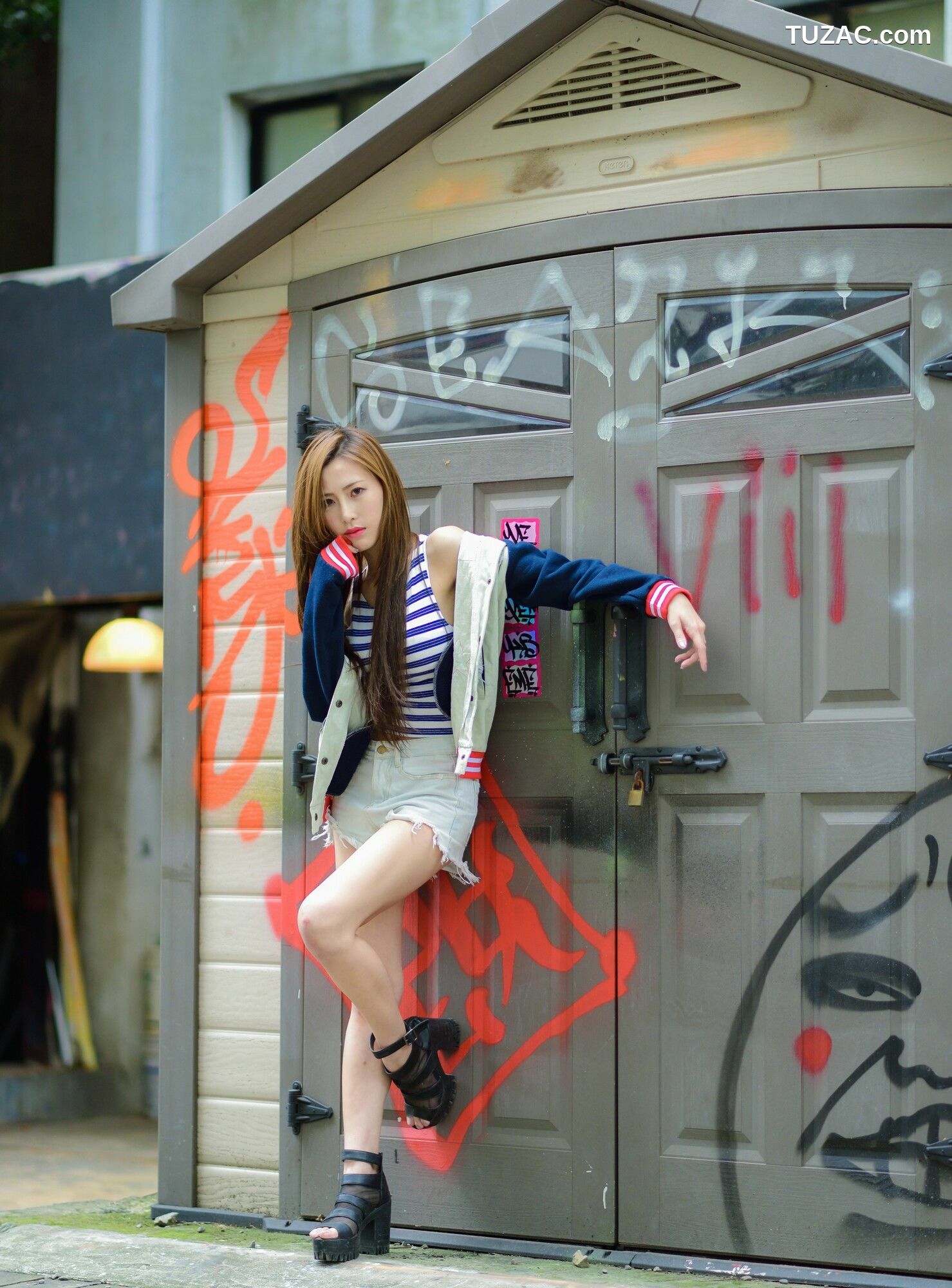 台湾正妹_ 黄艾比Abbie - 长腿热裤街拍 写真集[45P]