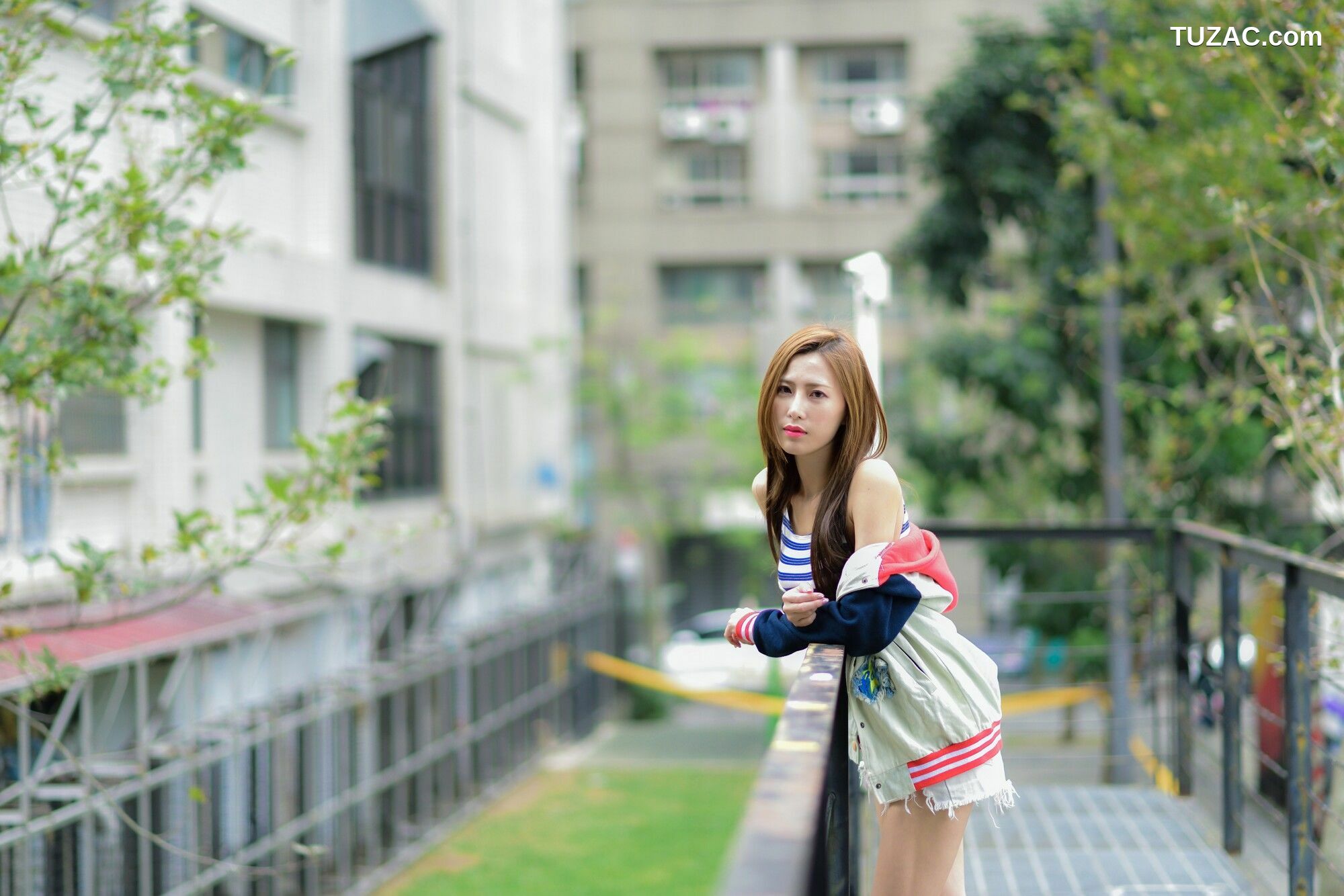 台湾正妹_ 黄艾比Abbie - 长腿热裤街拍 写真集[45P]