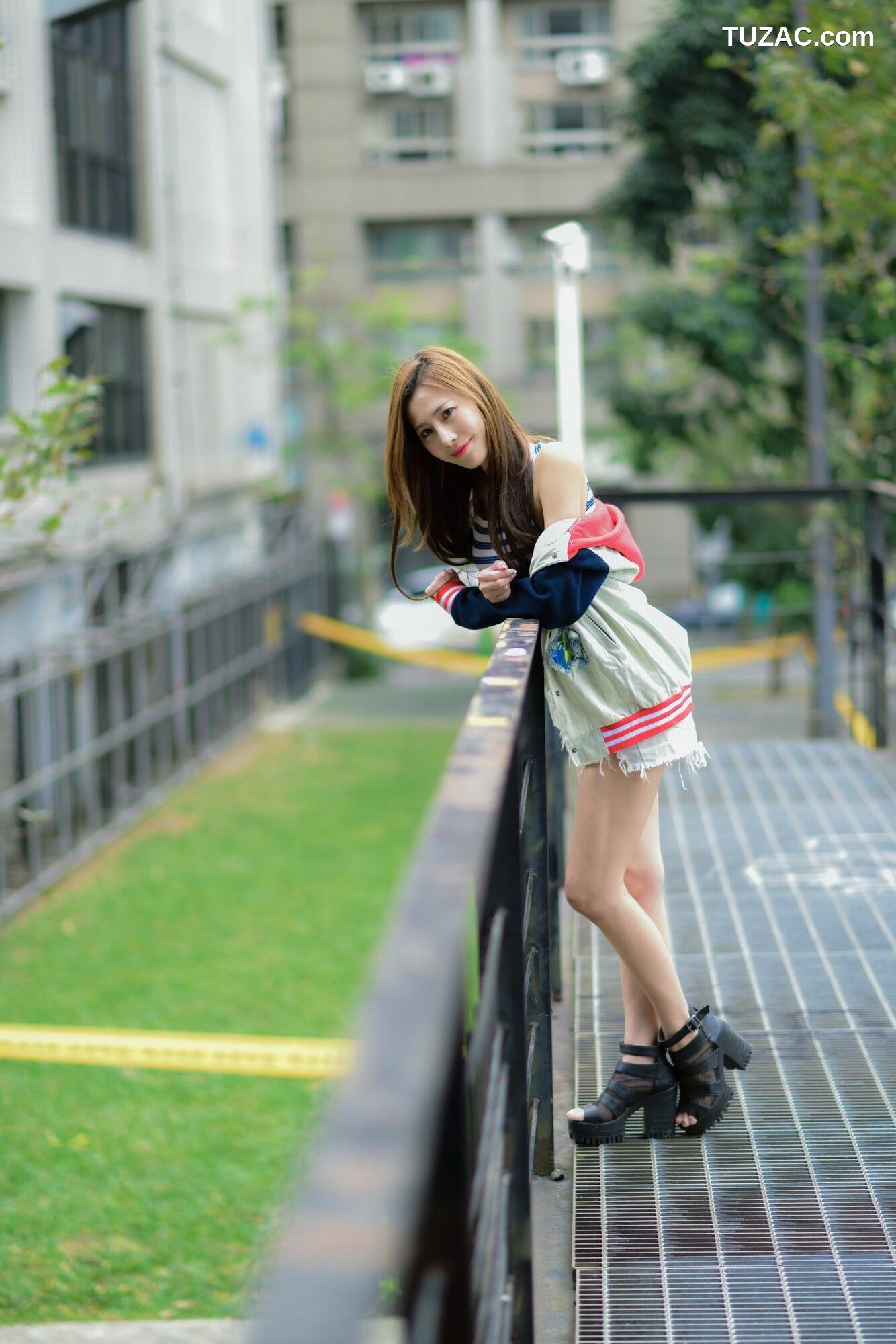 台湾正妹_ 黄艾比Abbie - 长腿热裤街拍 写真集[45P]