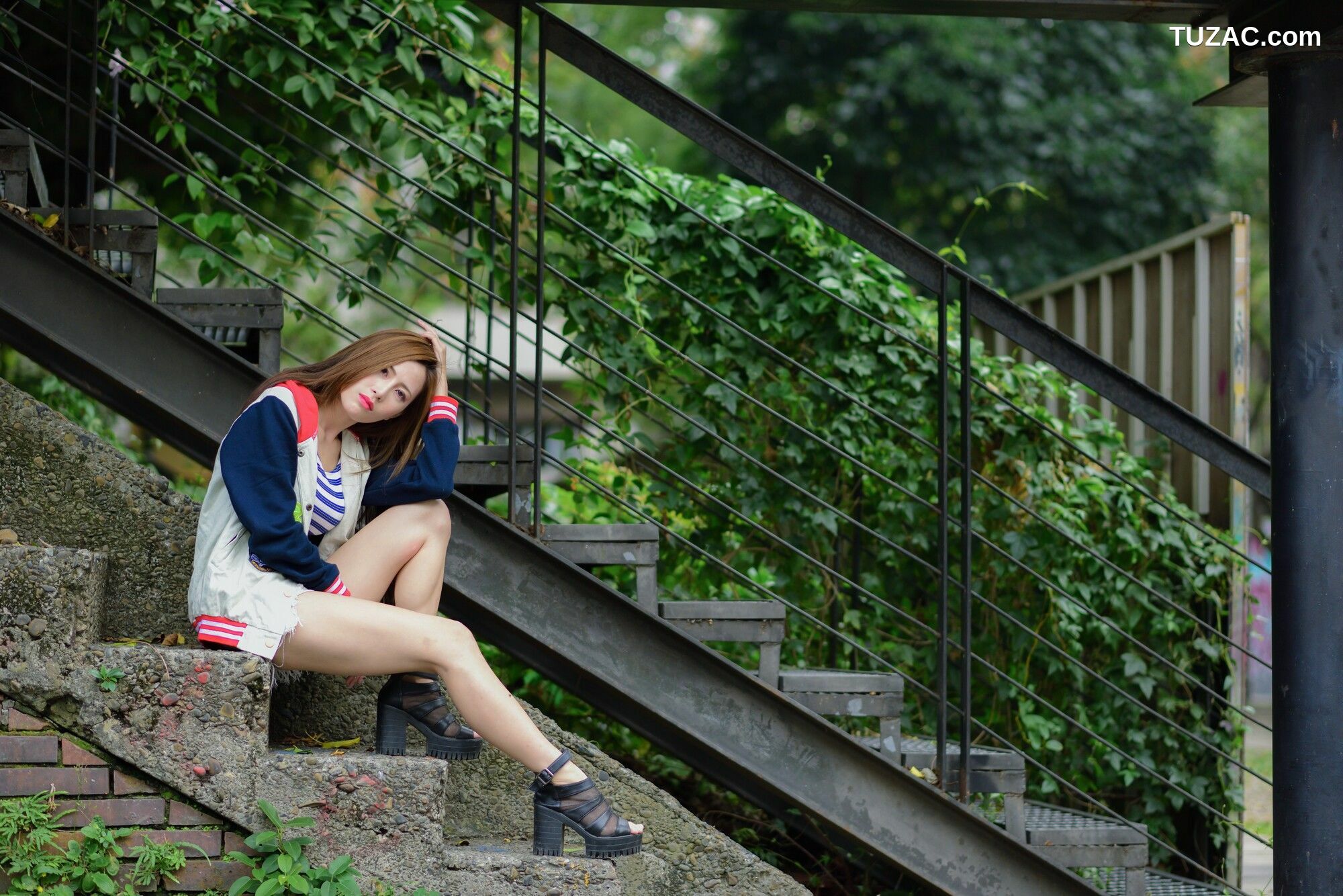 台湾正妹_ 黄艾比Abbie - 长腿热裤街拍 写真集[45P]