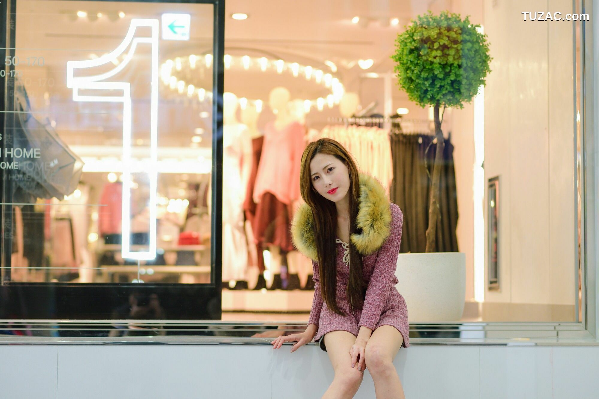 台湾正妹_ 黄艾比Abbie - 长腿热裤街拍 写真集[45P]