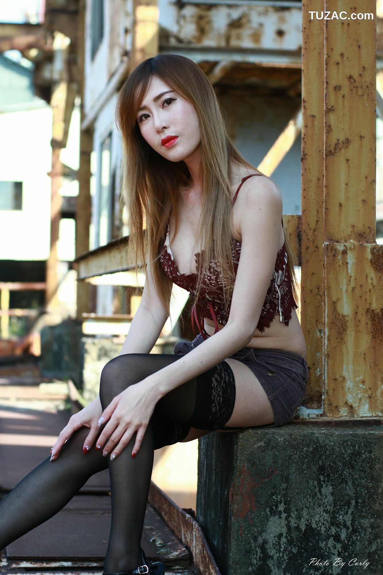 台湾正妹_ 黄艾比Abbie《橋頭糖廠 黑丝+蕾丝+热裤》 写真集[82P]