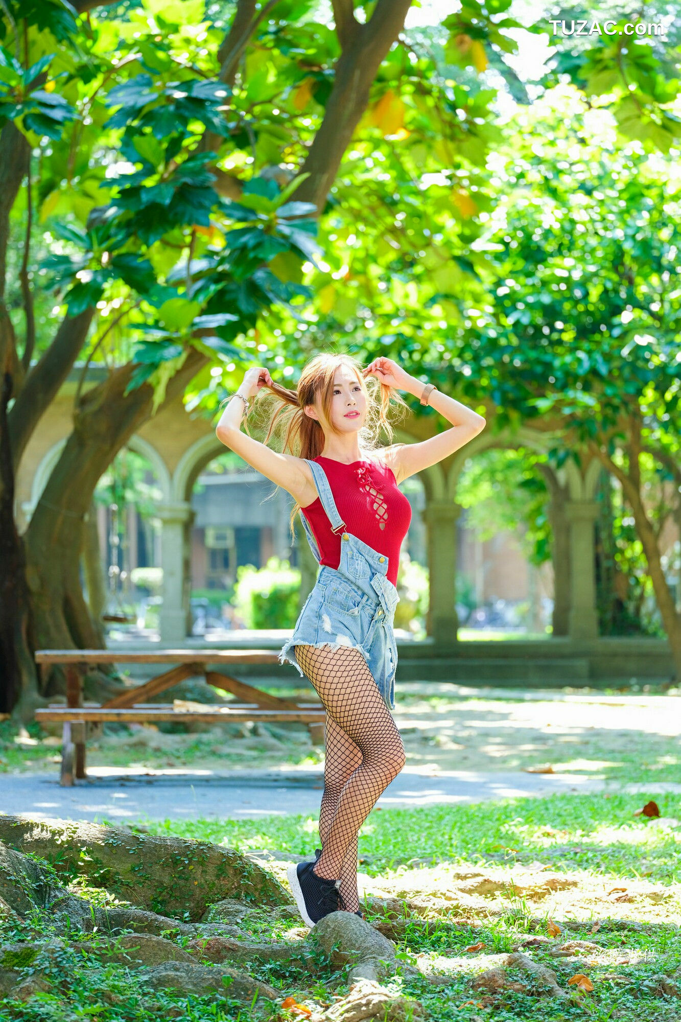 台湾正妹_ 黄艾比《外拍服装》网袜系列 写真集[85P]