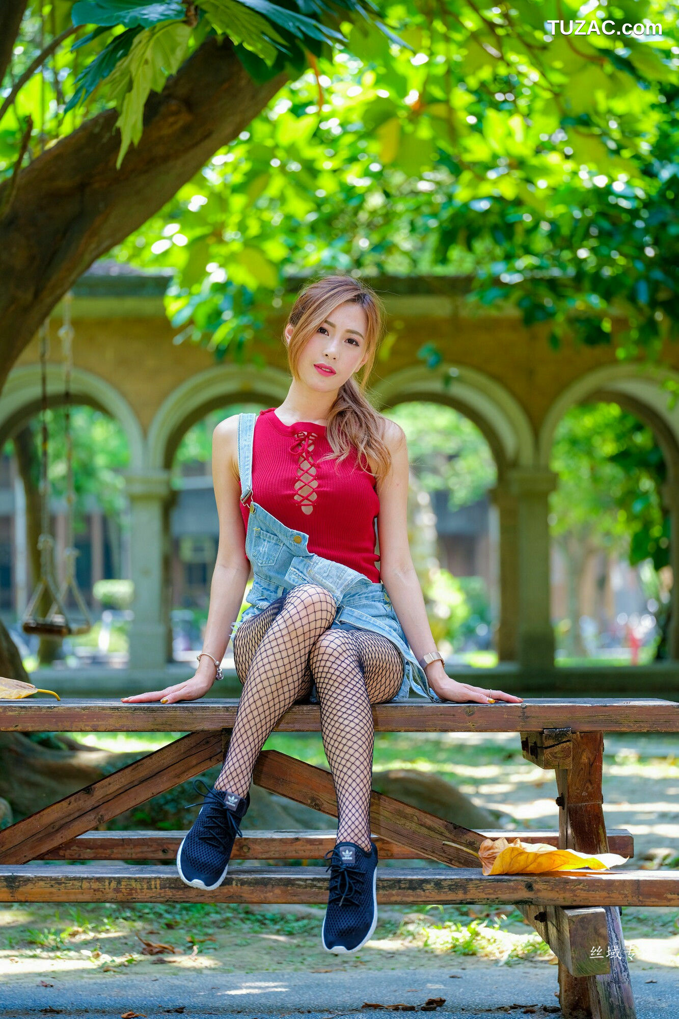 台湾正妹_ 黄艾比《外拍服装》网袜系列 写真集[85P]