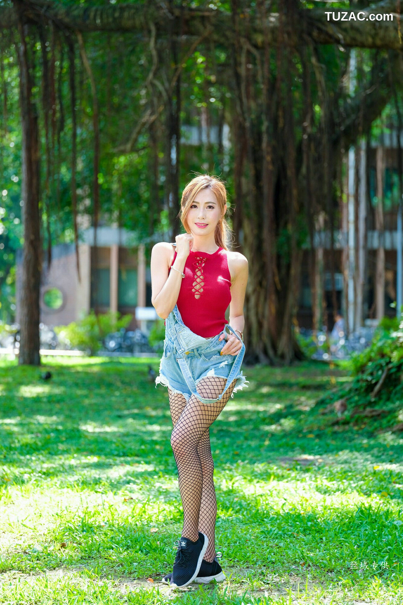 台湾正妹_ 黄艾比《外拍服装》网袜系列 写真集[85P]