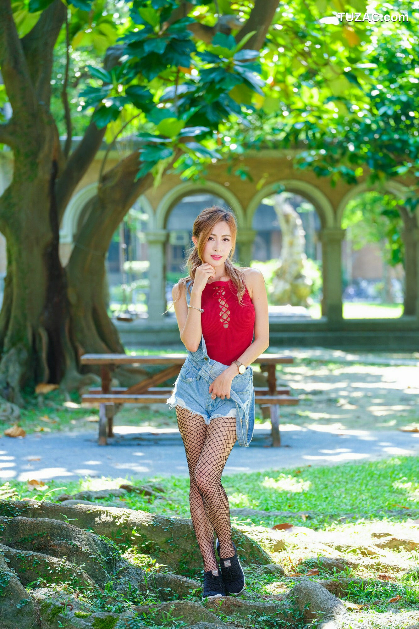 台湾正妹_ 黄艾比《外拍服装》网袜系列 写真集[85P]