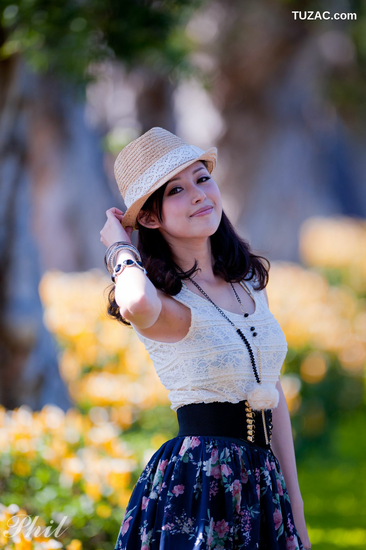 台湾正妹_Beautyleg腿模Avy《连衣裙公园外拍》写真集