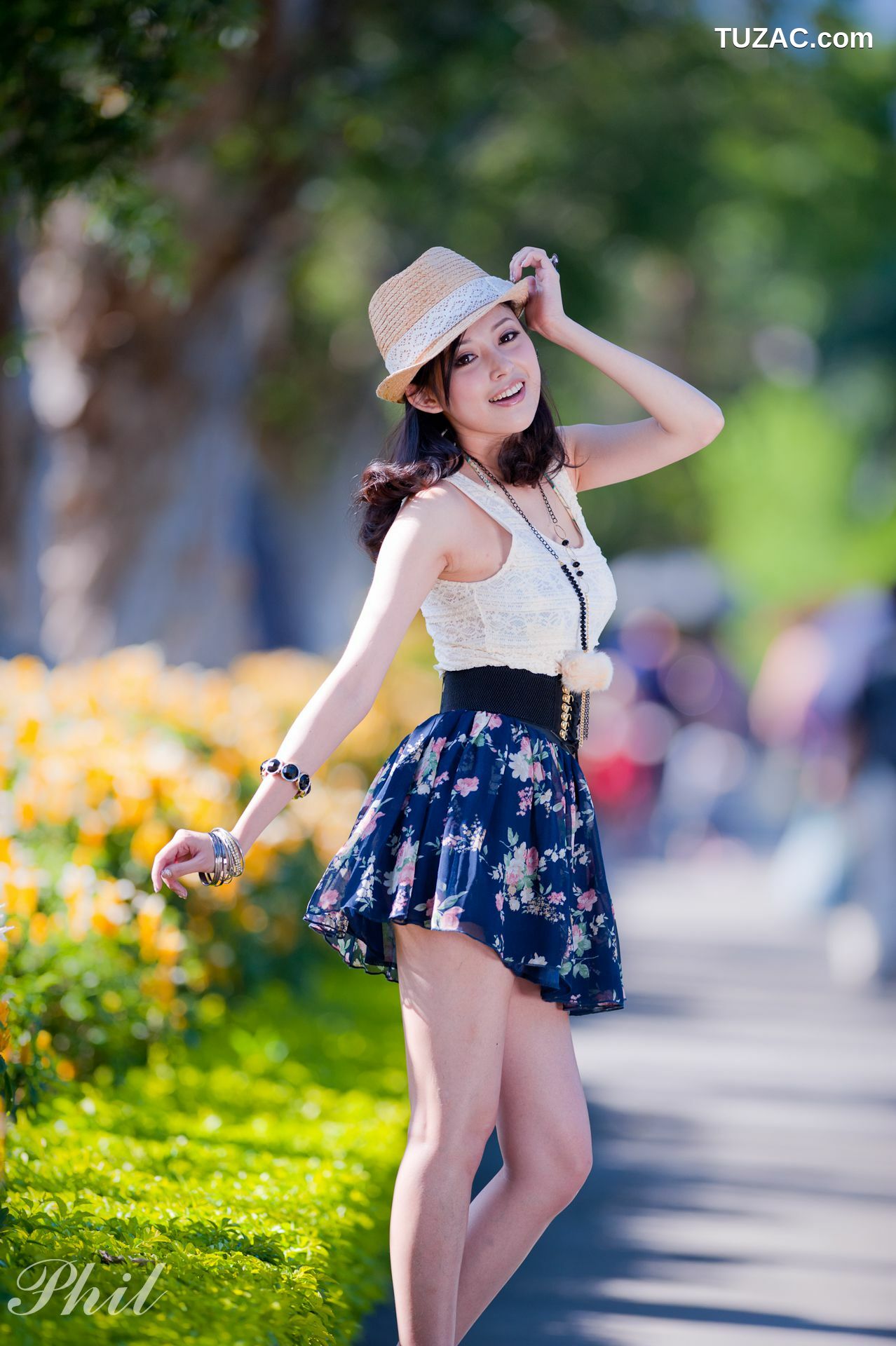 台湾正妹_Beautyleg腿模Avy《连衣裙公园外拍》写真集