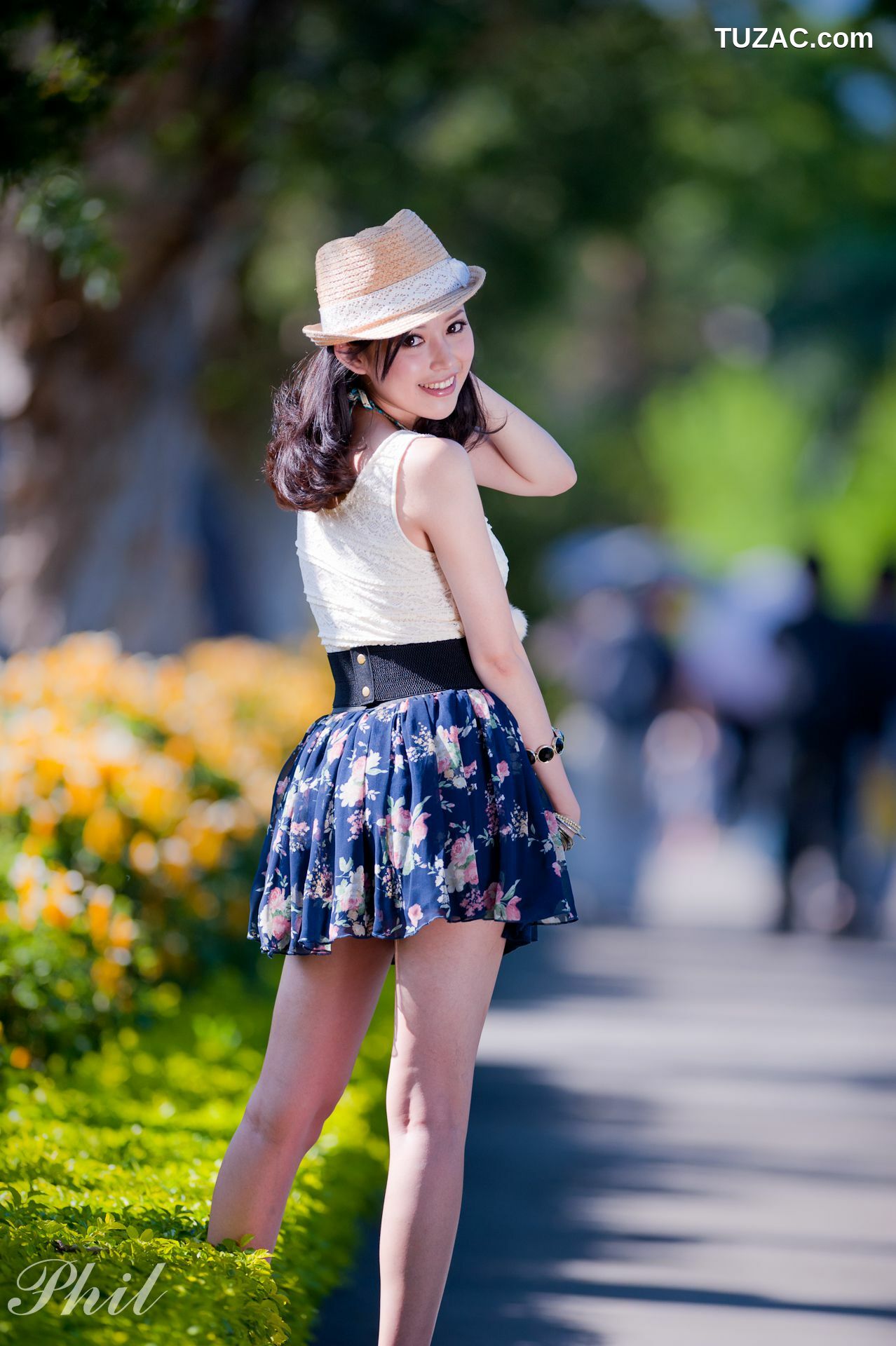 台湾正妹_Beautyleg腿模Avy《连衣裙公园外拍》写真集