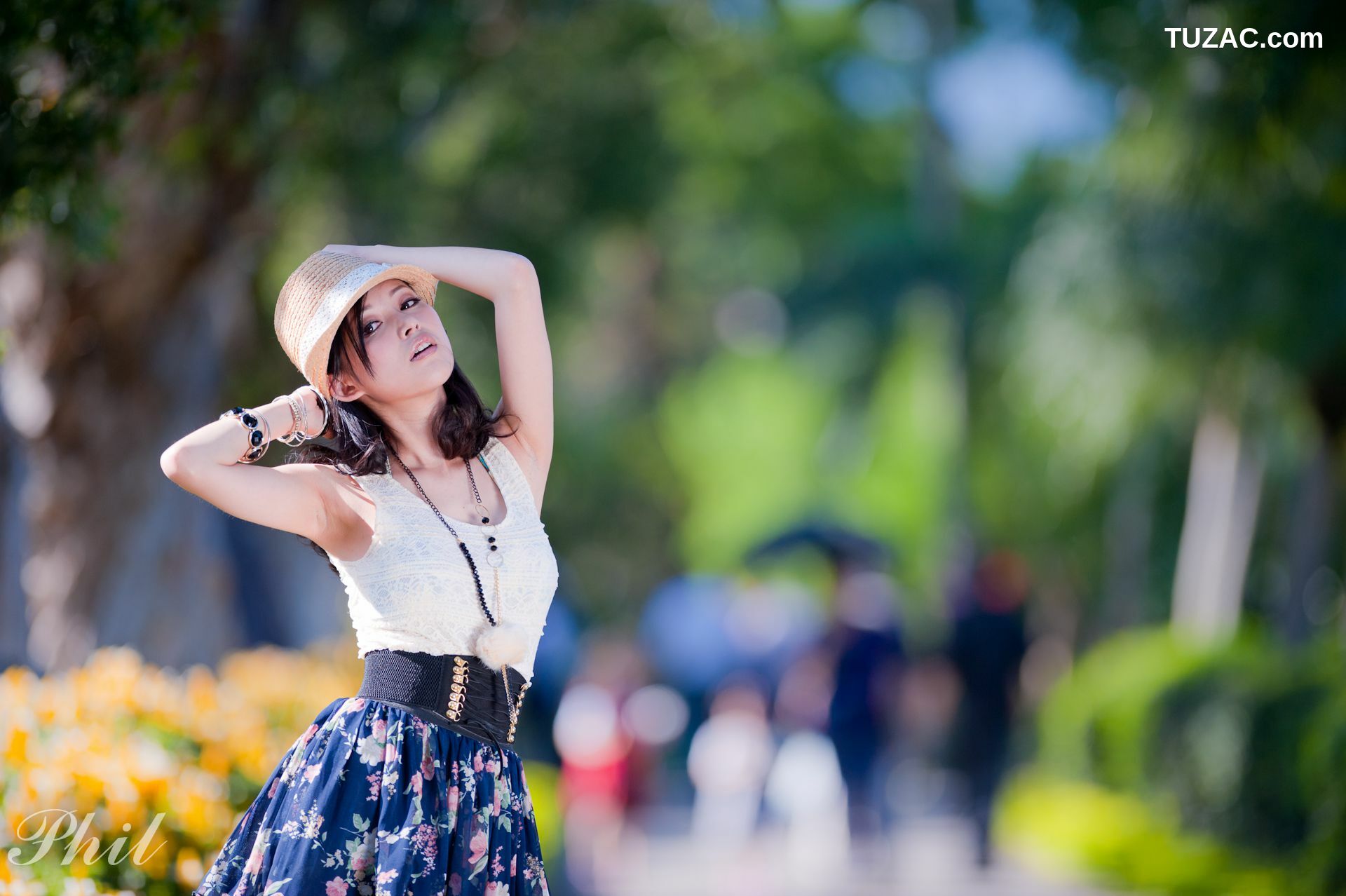 台湾正妹_Beautyleg腿模Avy《连衣裙公园外拍》写真集