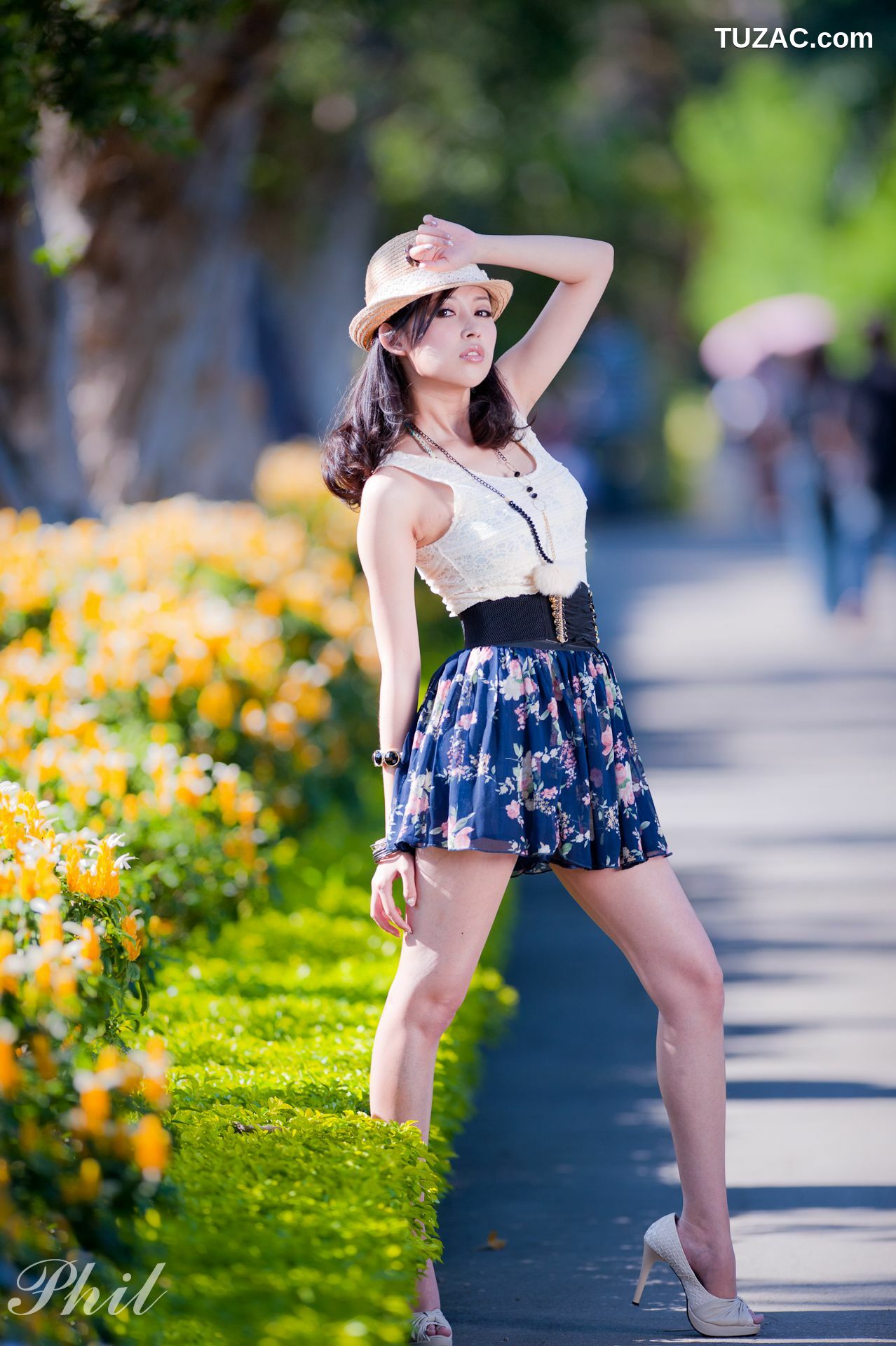 台湾正妹_Beautyleg腿模Avy《连衣裙公园外拍》写真集