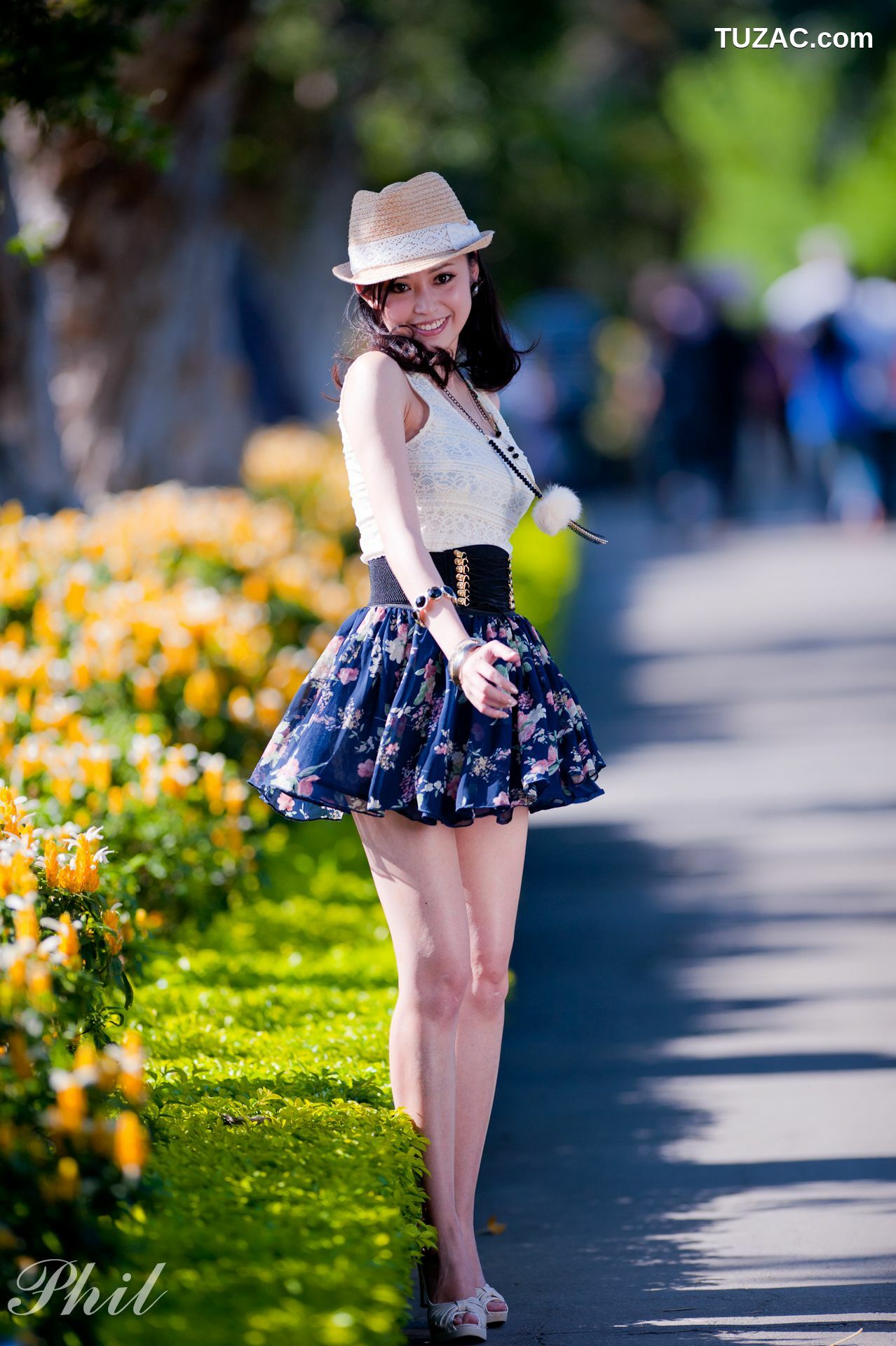 台湾正妹_Beautyleg腿模Avy《连衣裙公园外拍》写真集