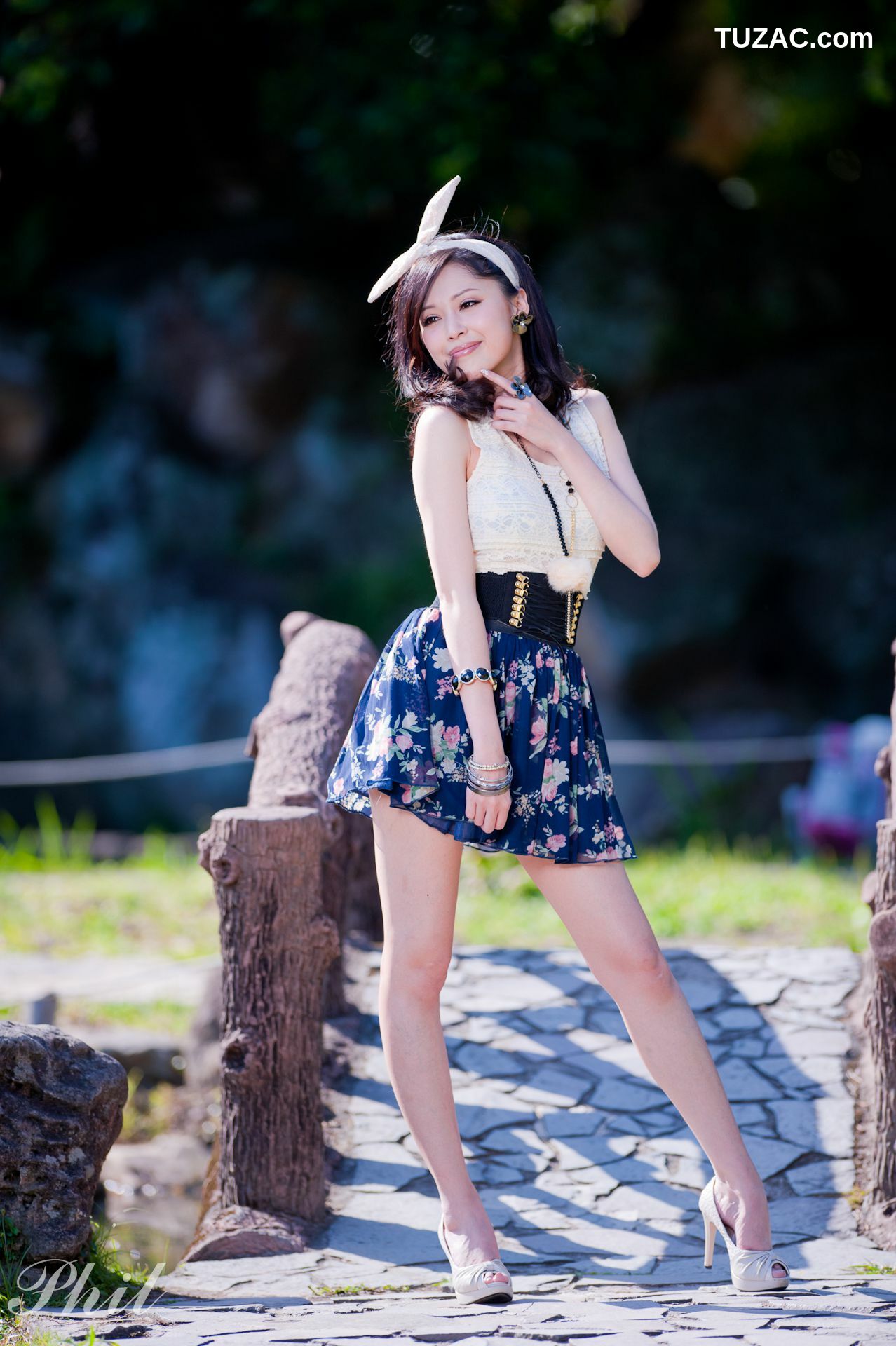 台湾正妹_Beautyleg腿模Avy《连衣裙公园外拍》写真集
