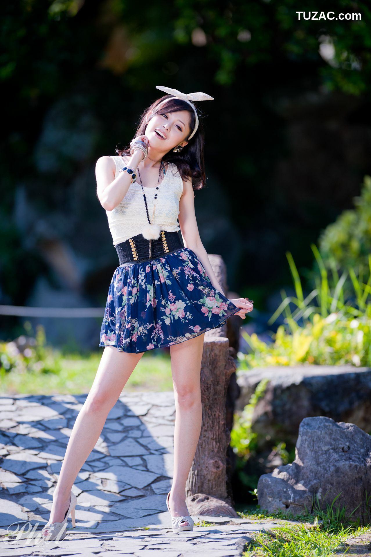 台湾正妹_Beautyleg腿模Avy《连衣裙公园外拍》写真集