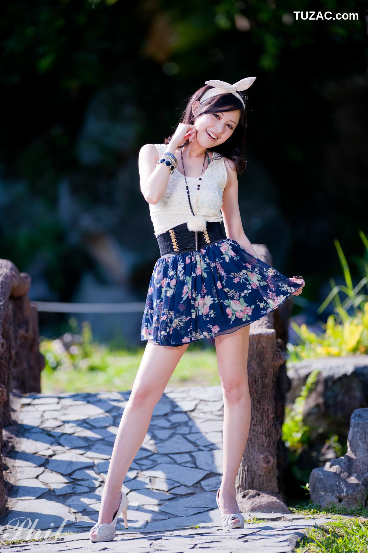 台湾正妹_Beautyleg腿模Avy《连衣裙公园外拍》写真集