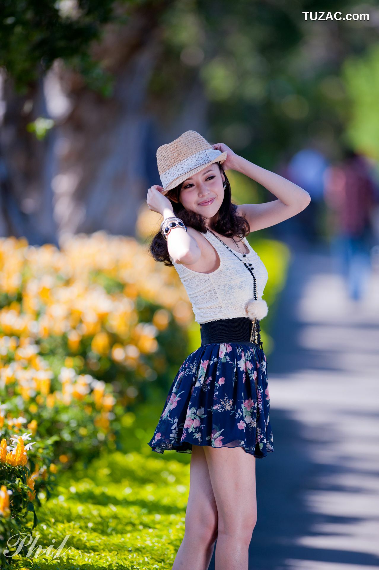 台湾正妹_Beautyleg腿模Avy《连衣裙公园外拍》写真集