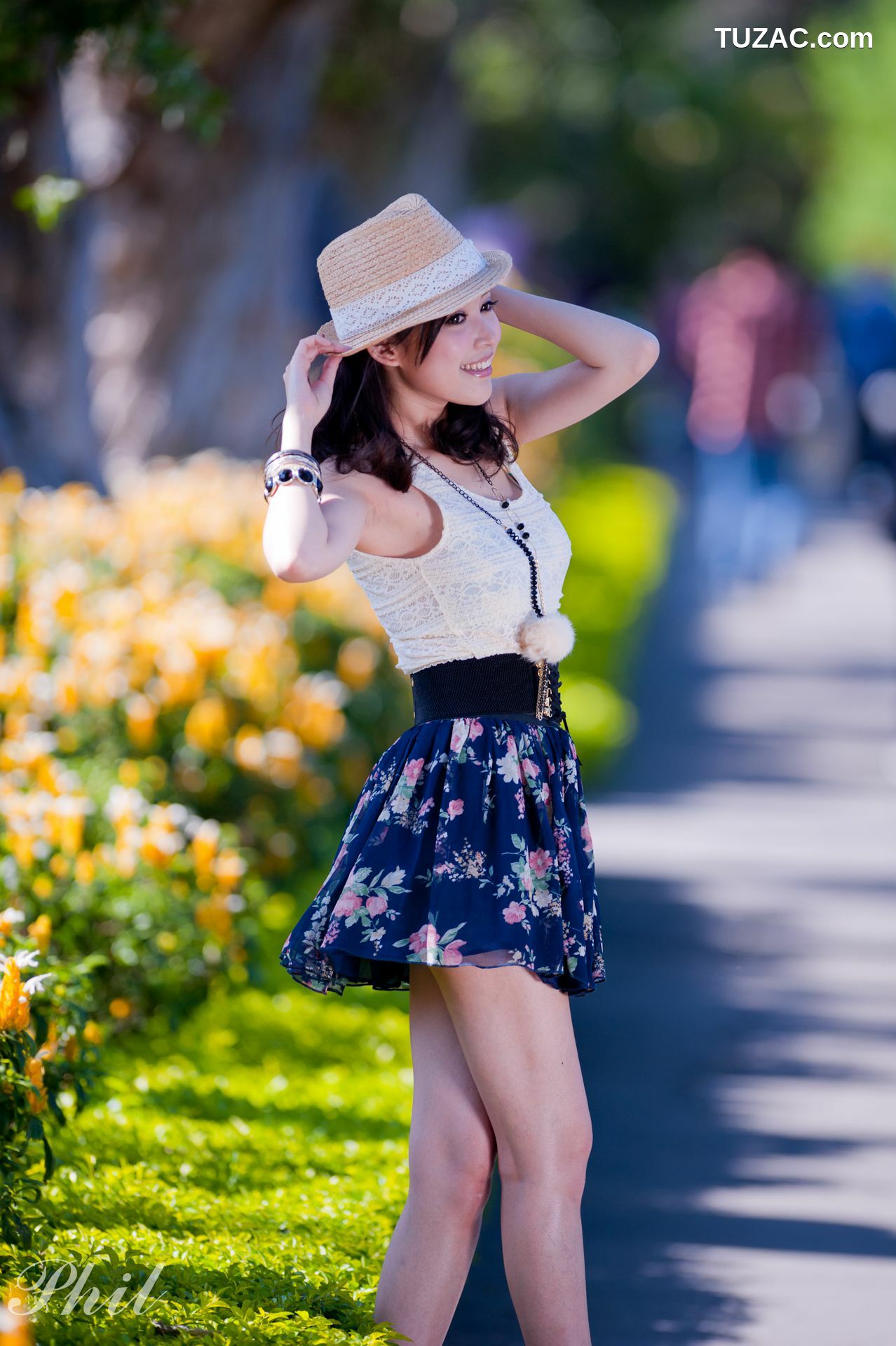 台湾正妹_Beautyleg腿模Avy《连衣裙公园外拍》写真集